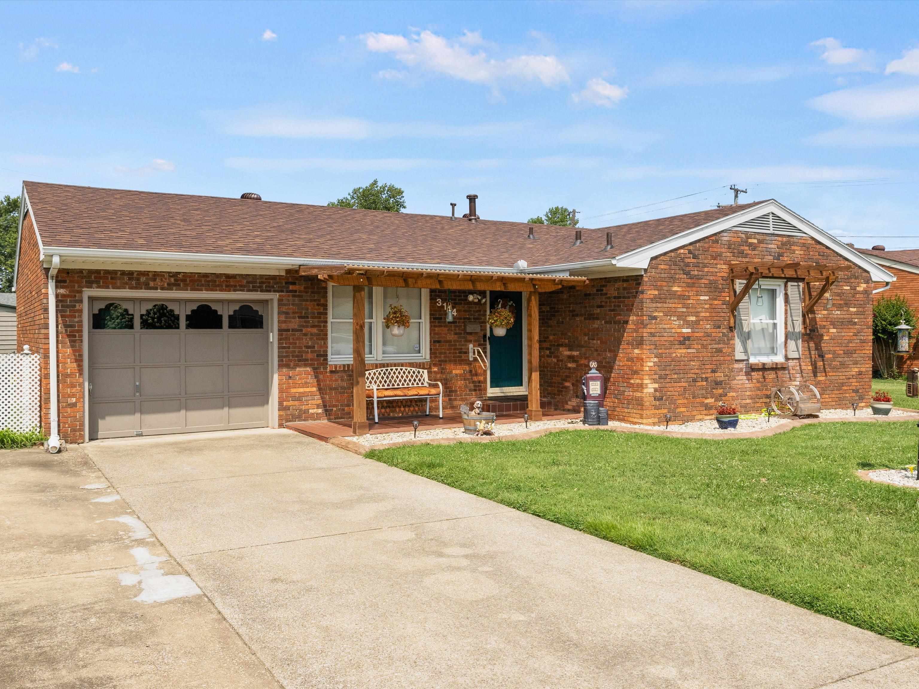 3114 Queens Way, Owensboro, Kentucky 42301, 3 Bedrooms Bedrooms, ,2 BathroomsBathrooms,Single Family Residence,For Sale,Queens Way,90207