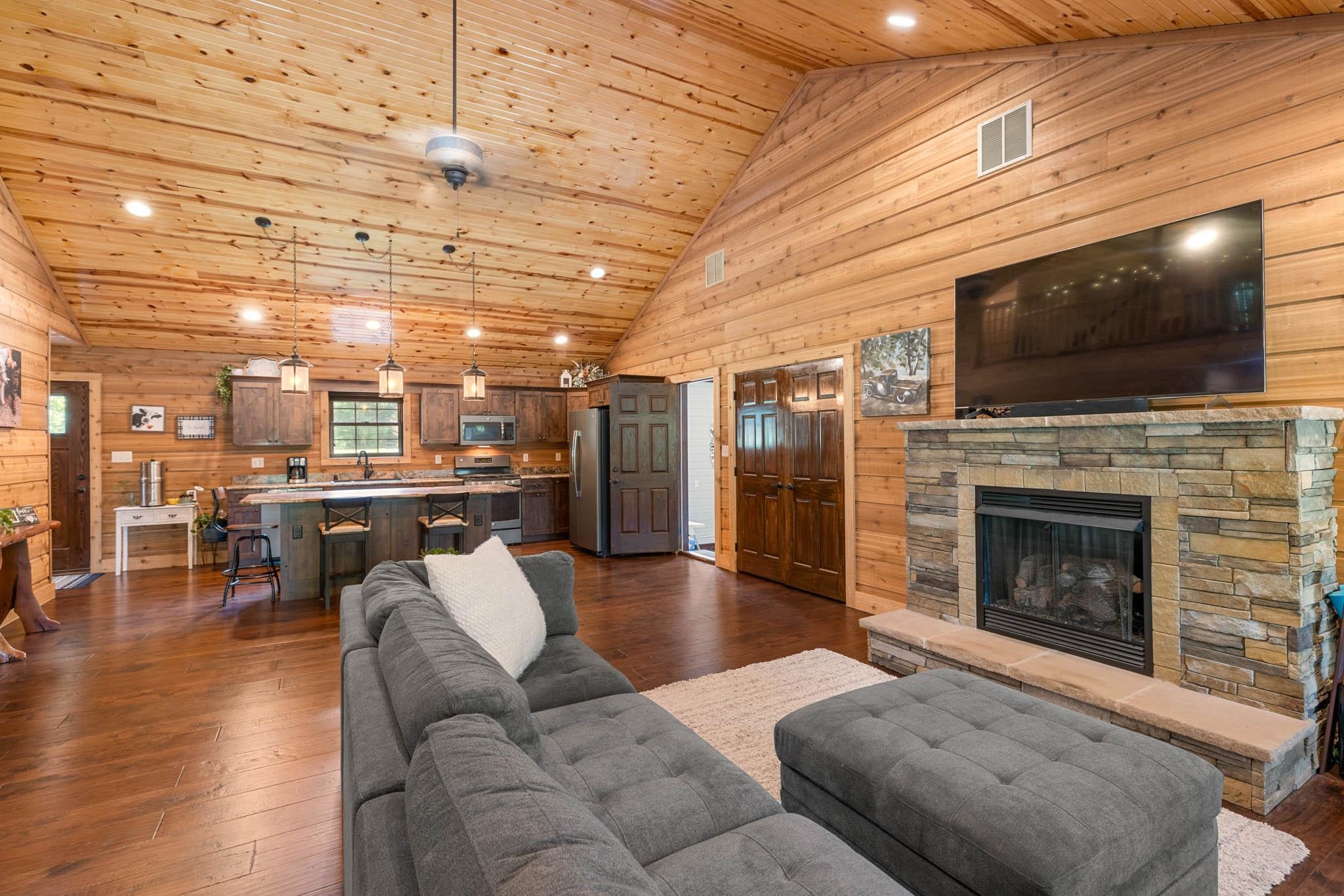 371 Bear Run Ln., Hartford, Kentucky 42347, 3 Bedrooms Bedrooms, ,2 BathroomsBathrooms,Single Family Residence,For Sale,Bear Run Ln.,90305