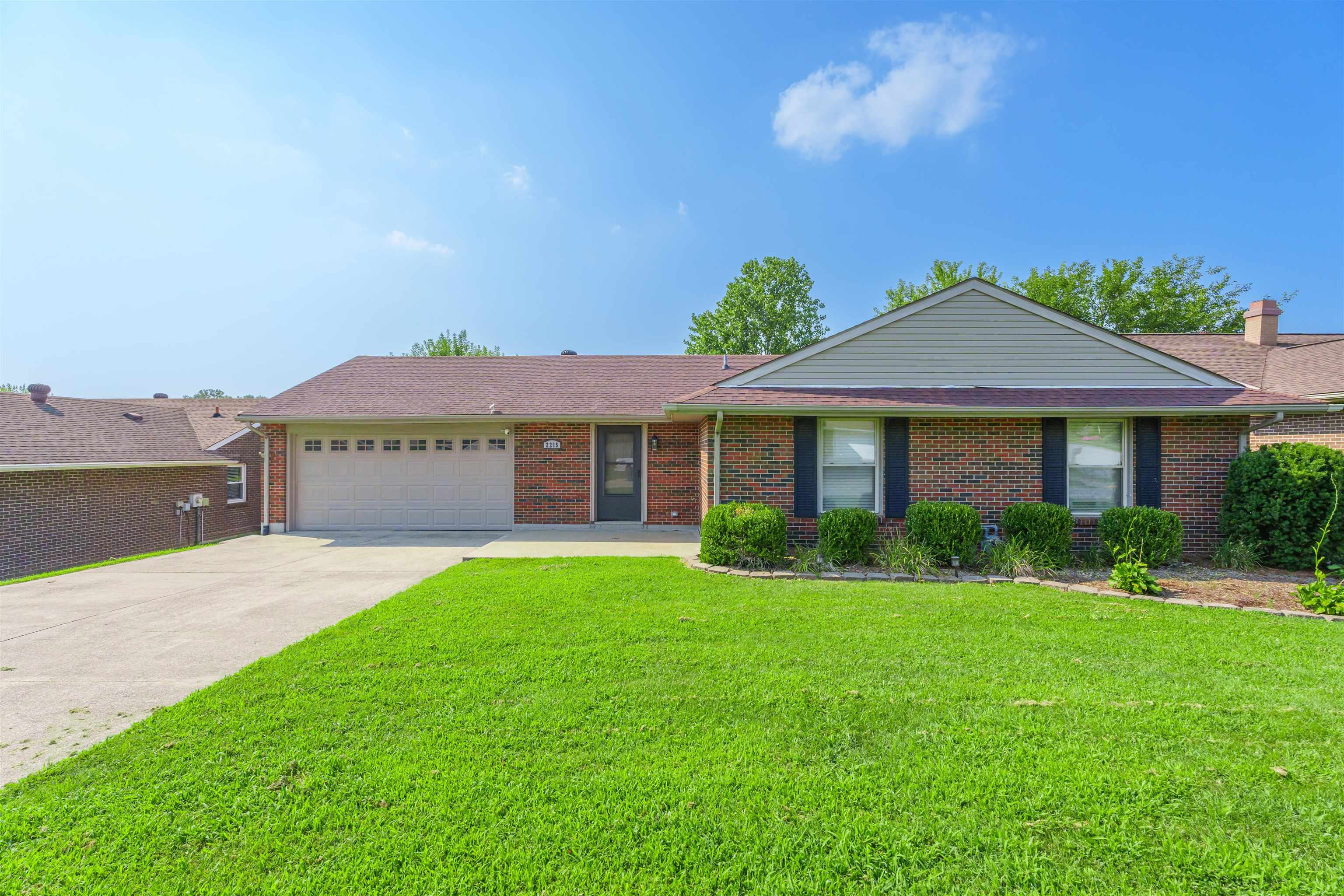 2215 Southeastern Parkway, Owensboro, Kentucky 42303, 3 Bedrooms Bedrooms, ,2 BathroomsBathrooms,Single Family Residence,For Sale,Southeastern Parkway,90316