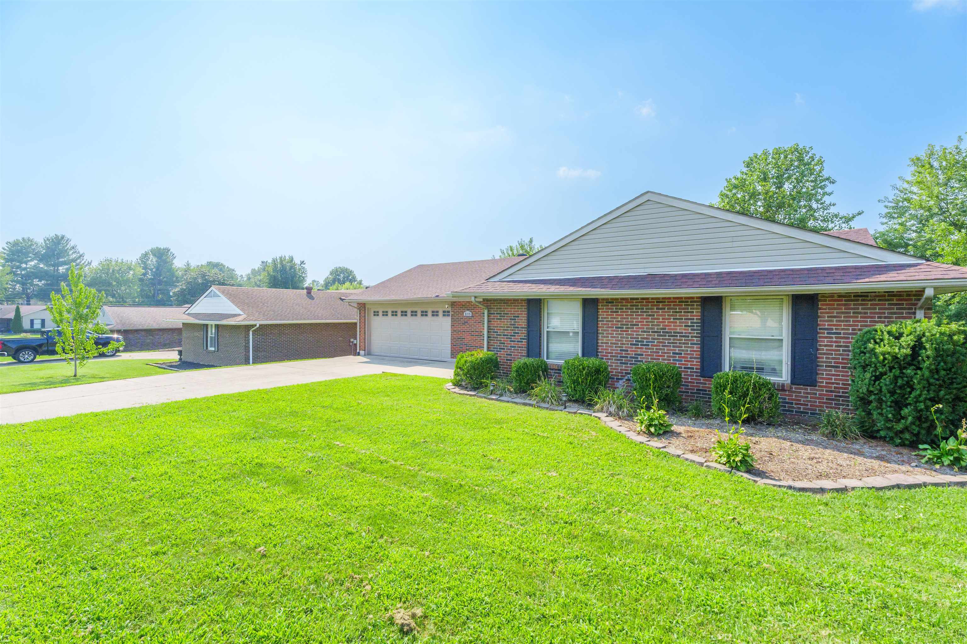 2215 Southeastern Parkway, Owensboro, Kentucky 42303, 3 Bedrooms Bedrooms, ,2 BathroomsBathrooms,Single Family Residence,For Sale,Southeastern Parkway,90316