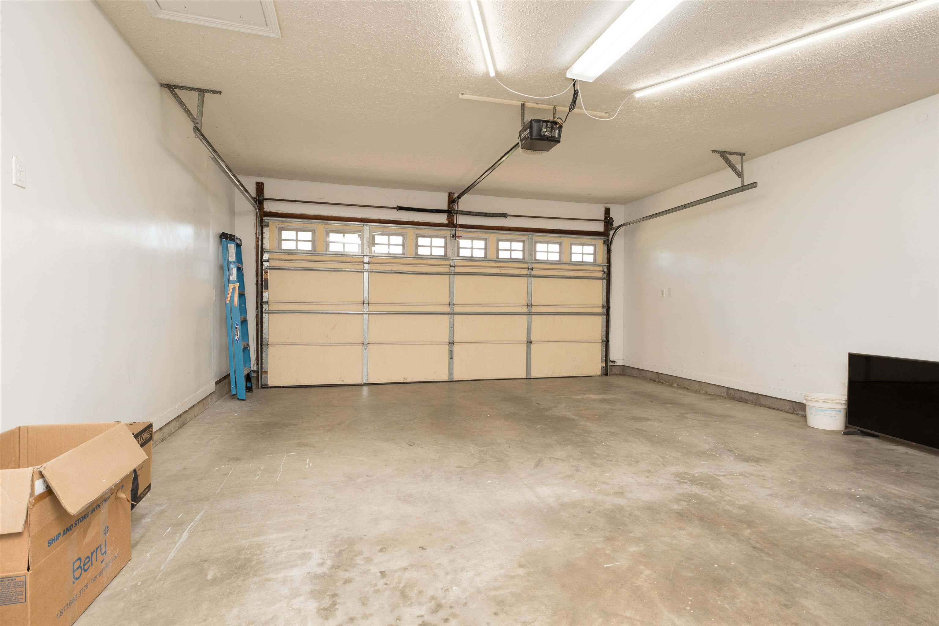 2215 Southeastern Parkway, Owensboro, Kentucky 42303, 3 Bedrooms Bedrooms, ,2 BathroomsBathrooms,Single Family Residence,For Sale,Southeastern Parkway,90316
