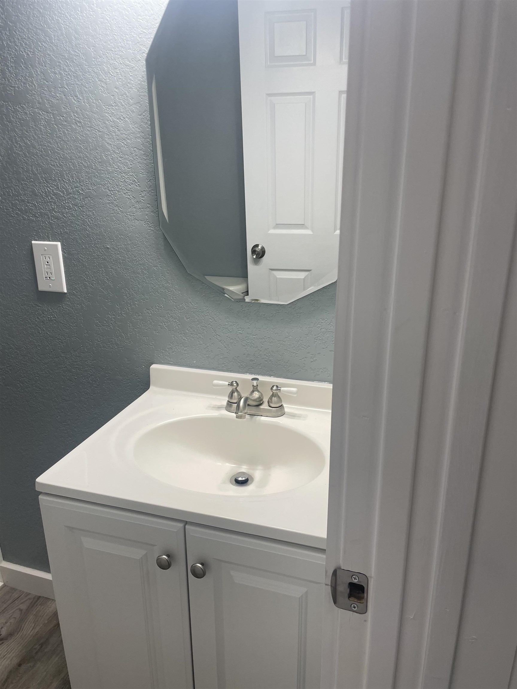 1607 West 4th Street, Owensboro, Kentucky 42301, 2 Bedrooms Bedrooms, ,1 BathroomBathrooms,Single Family Residence,For Sale,West 4th Street,90323
