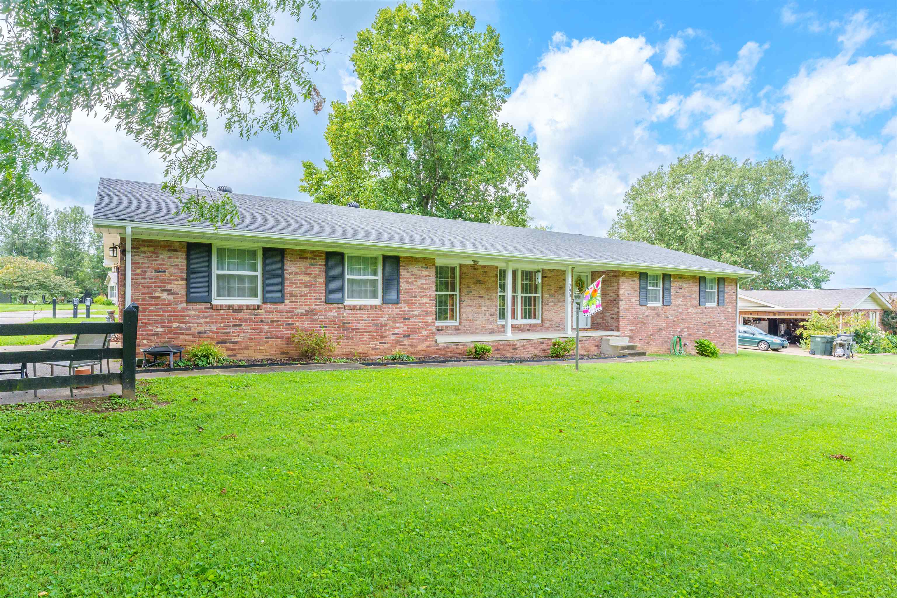 1290 W Center Street, Madisonville, Kentucky 42431, 3 Bedrooms Bedrooms, ,2 BathroomsBathrooms,Single Family Residence,For Sale,W Center Street,90327