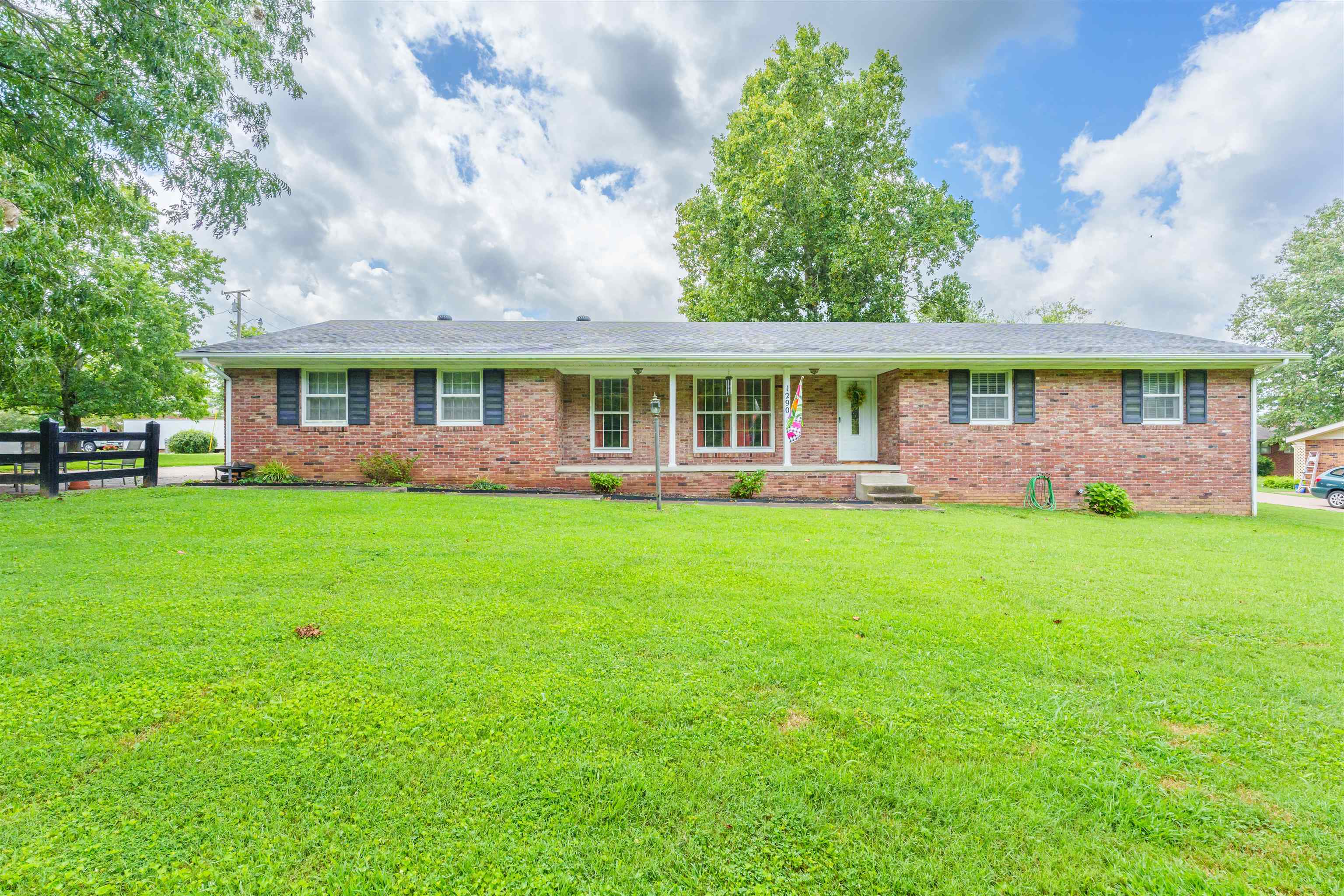 1290 W Center Street, Madisonville, Kentucky 42431, 3 Bedrooms Bedrooms, ,2 BathroomsBathrooms,Single Family Residence,For Sale,W Center Street,90327