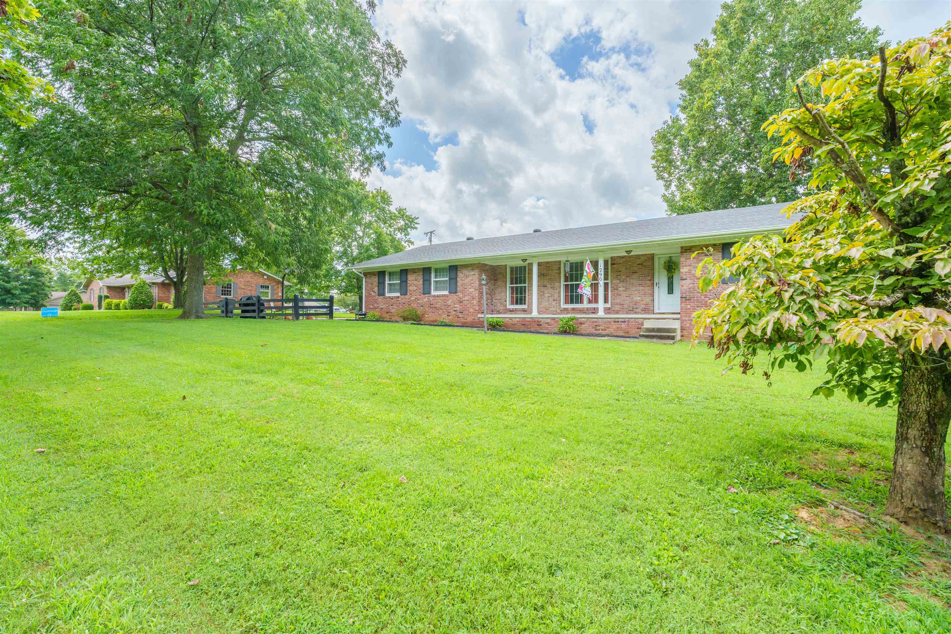 1290 W Center Street, Madisonville, Kentucky 42431, 3 Bedrooms Bedrooms, ,2 BathroomsBathrooms,Single Family Residence,For Sale,W Center Street,90327