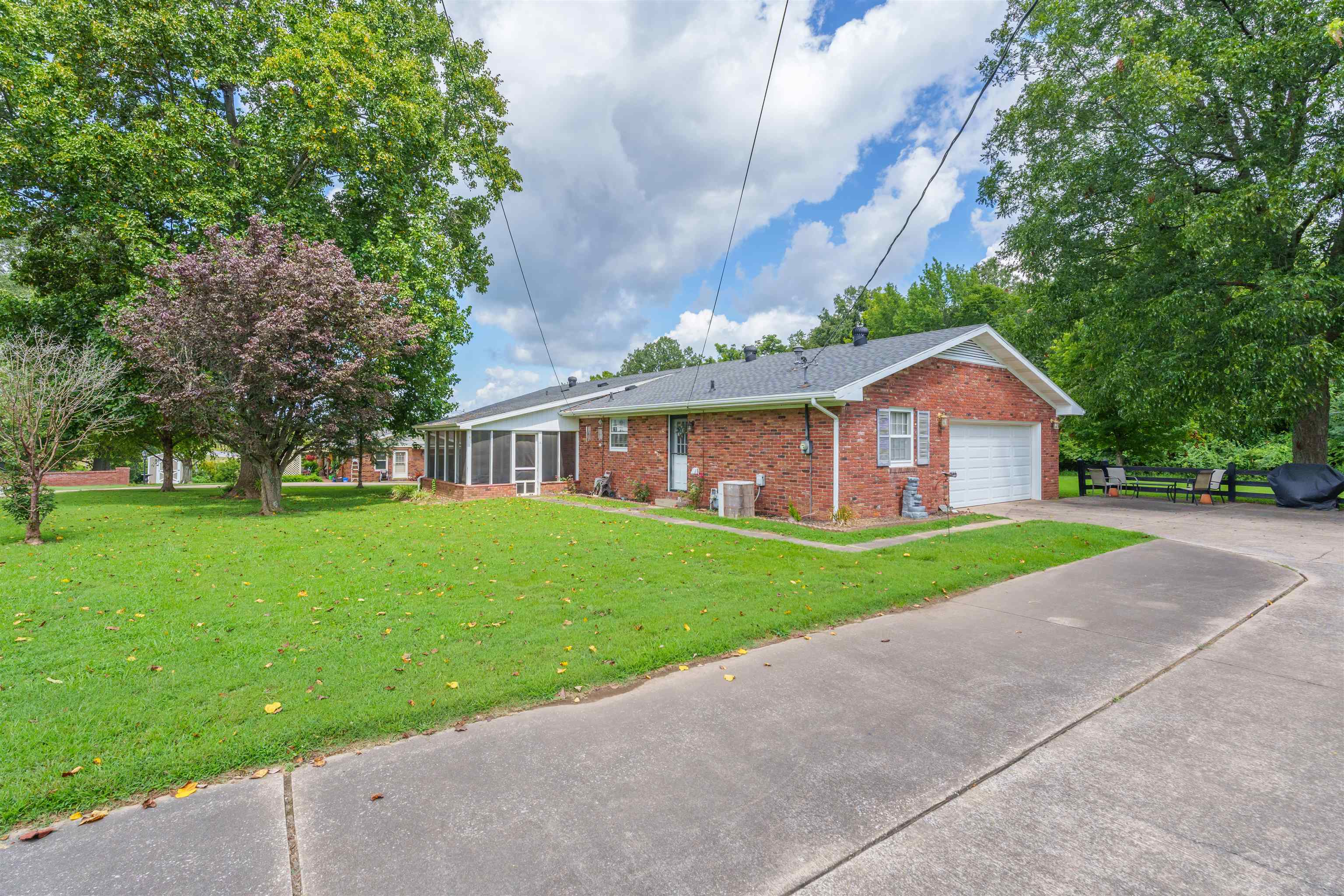 1290 W Center Street, Madisonville, Kentucky 42431, 3 Bedrooms Bedrooms, ,2 BathroomsBathrooms,Single Family Residence,For Sale,W Center Street,90327
