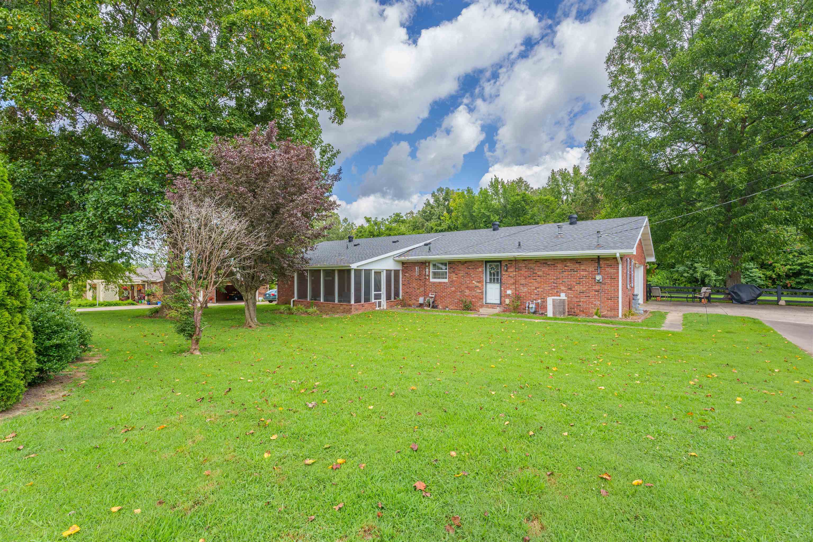 1290 W Center Street, Madisonville, Kentucky 42431, 3 Bedrooms Bedrooms, ,2 BathroomsBathrooms,Single Family Residence,For Sale,W Center Street,90327