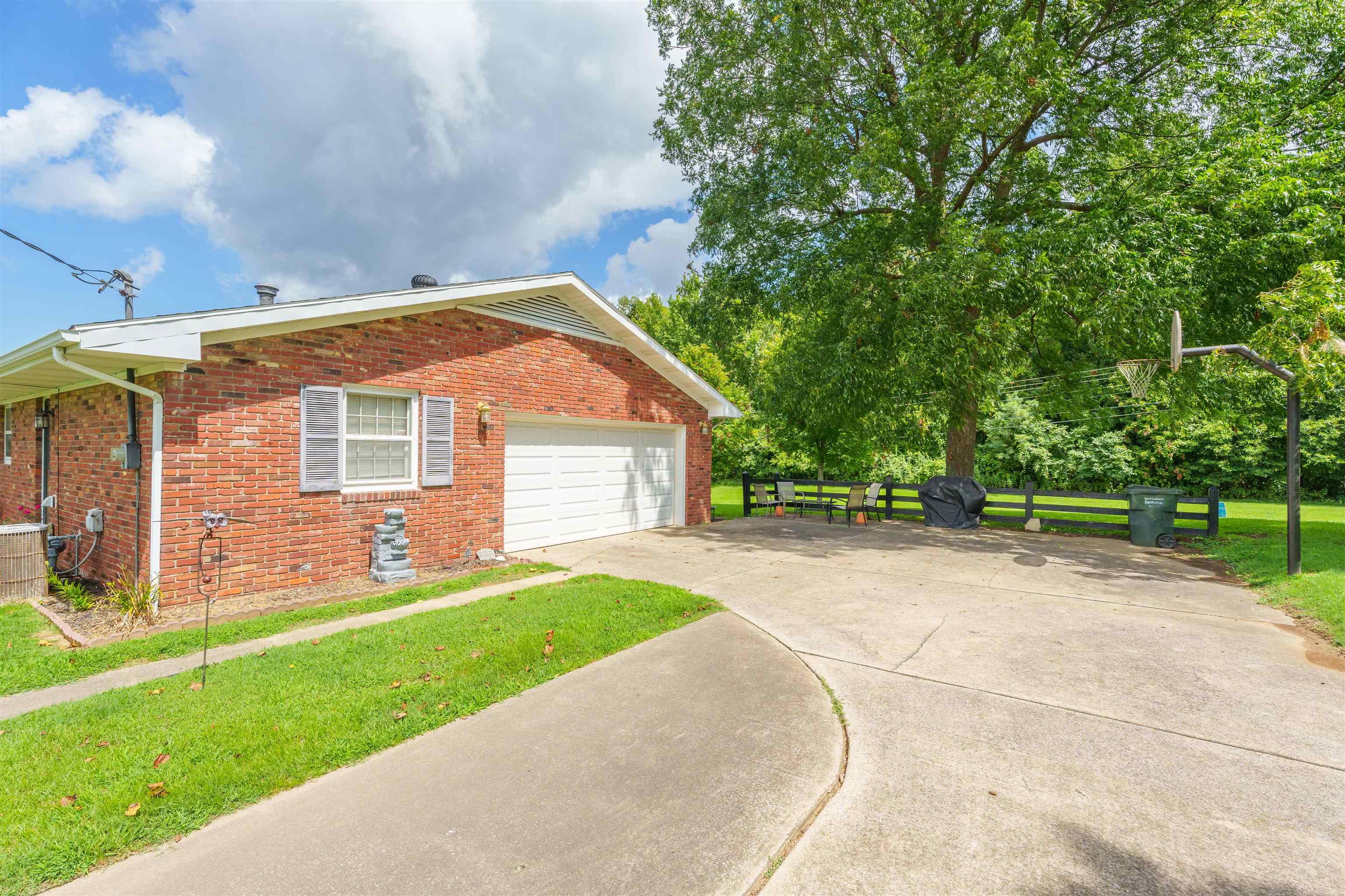 1290 W Center Street, Madisonville, Kentucky 42431, 3 Bedrooms Bedrooms, ,2 BathroomsBathrooms,Single Family Residence,For Sale,W Center Street,90327