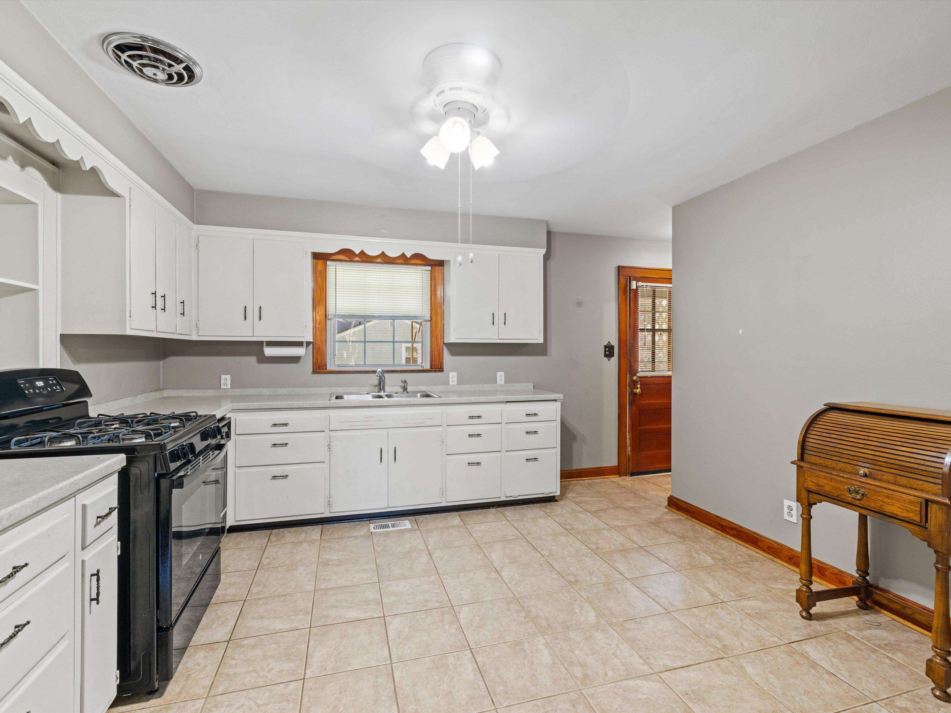 1612 Hill Ave, Owensboro, Kentucky 42301, 3 Bedrooms Bedrooms, ,1 BathroomBathrooms,Single Family Residence,For Sale,Hill Ave,90349