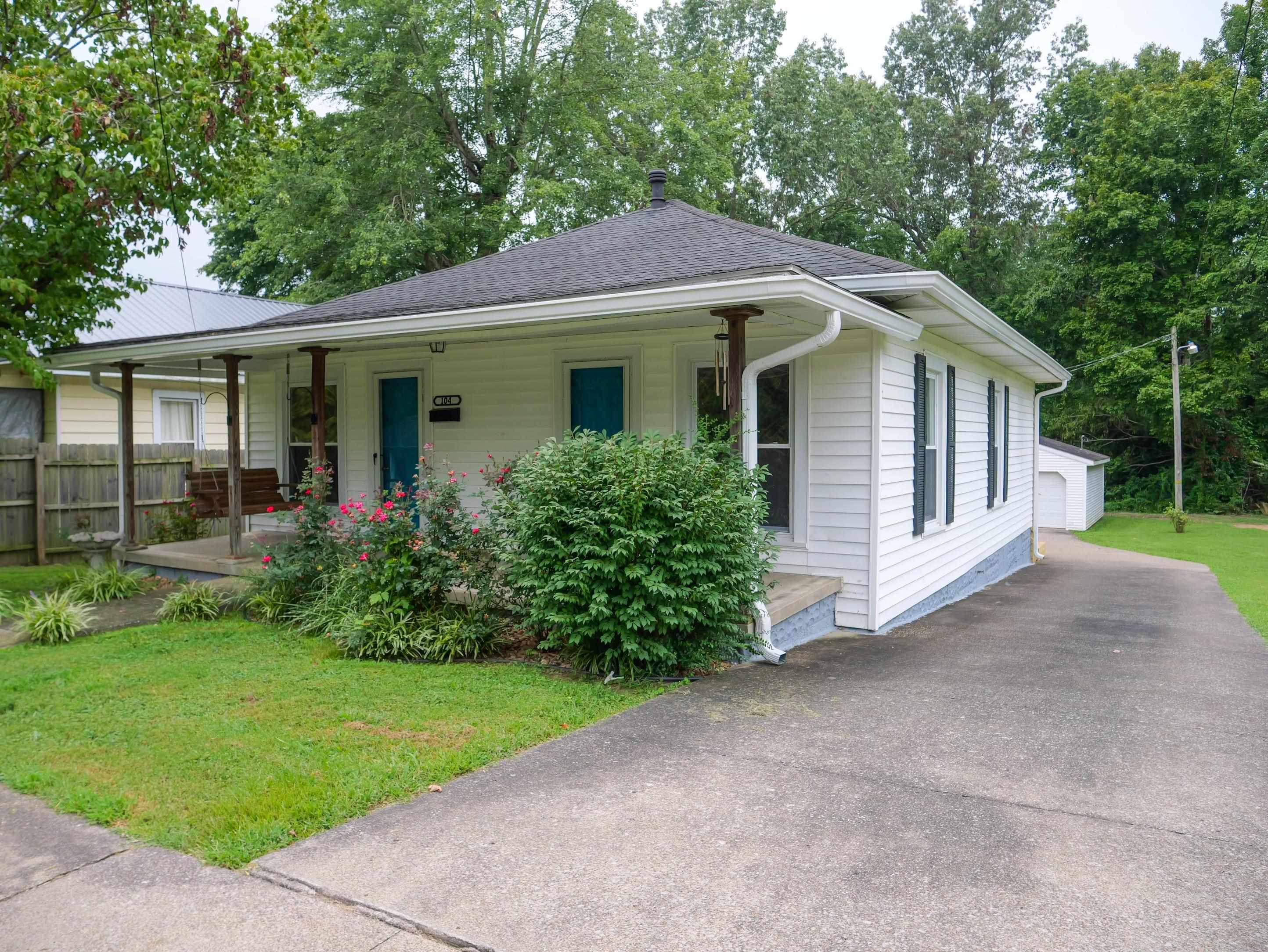 104 8th Street, Central City, Kentucky 42330, 2 Bedrooms Bedrooms, ,1 BathroomBathrooms,Single Family Residence,For Sale,8th Street,90366
