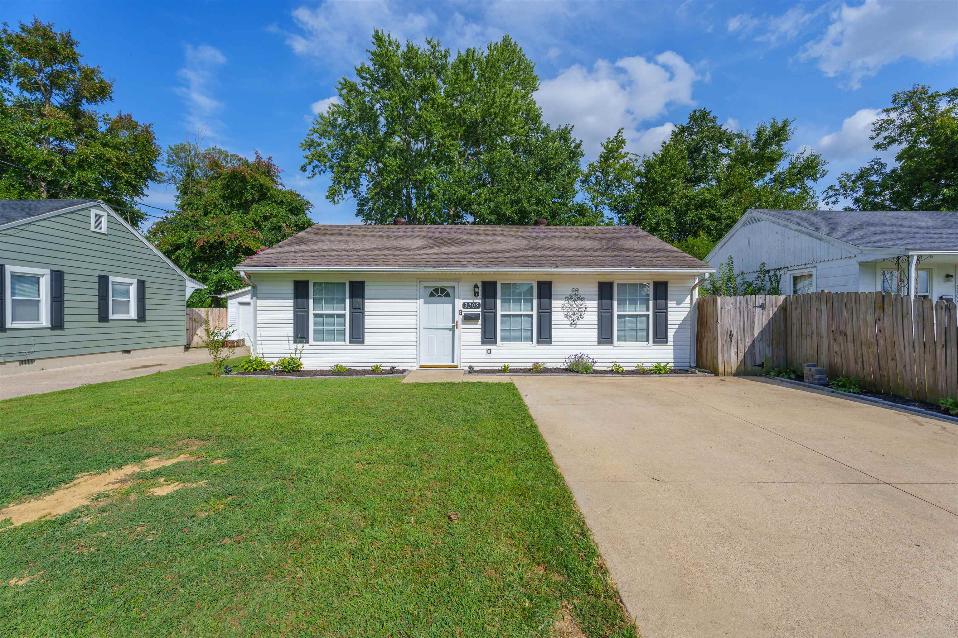 3205 Daviess St, Owensboro, Kentucky 42303-7047, 3 Bedrooms Bedrooms, ,2 BathroomsBathrooms,Single Family Residence,For Sale,Daviess St,90393