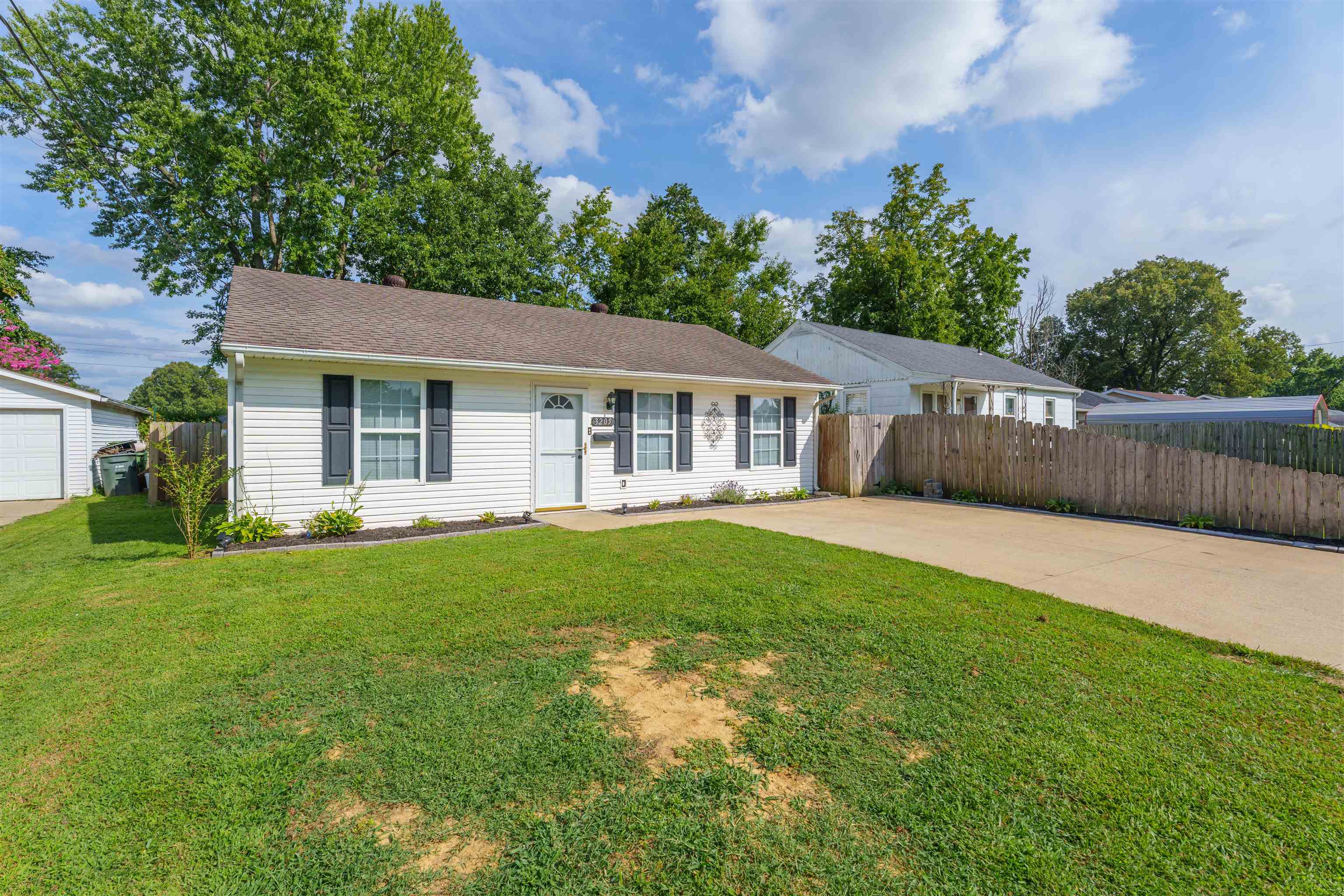 3205 Daviess St, Owensboro, Kentucky 42303-7047, 3 Bedrooms Bedrooms, ,2 BathroomsBathrooms,Single Family Residence,For Sale,Daviess St,90393