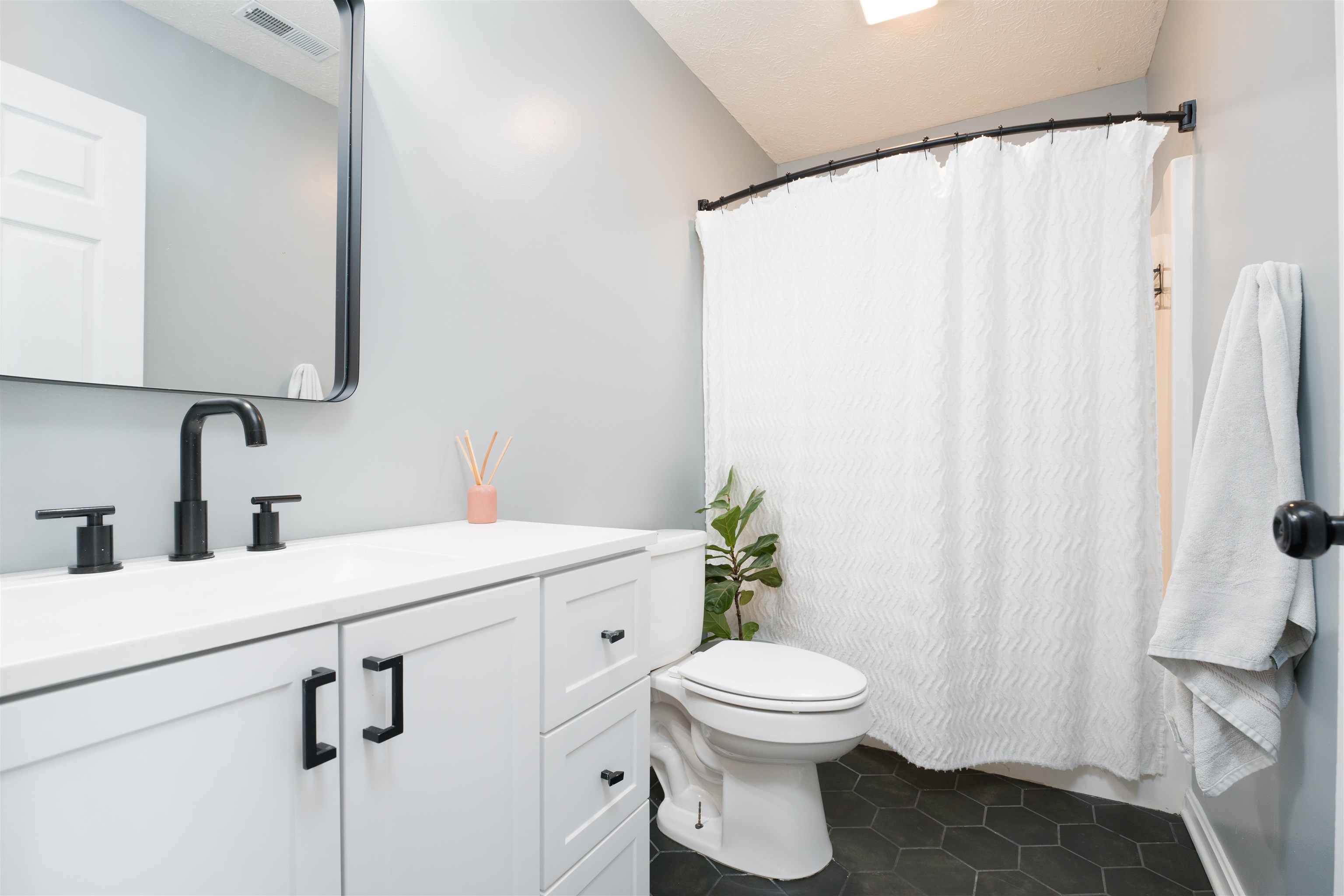 3205 Daviess St, Owensboro, Kentucky 42303-7047, 3 Bedrooms Bedrooms, ,2 BathroomsBathrooms,Single Family Residence,For Sale,Daviess St,90393