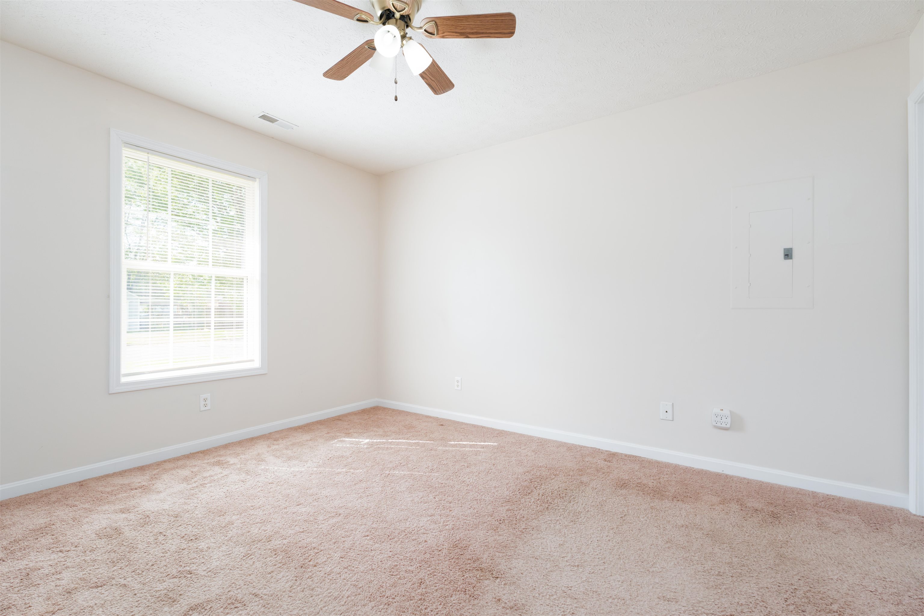 3205 Daviess St, Owensboro, Kentucky 42303-7047, 3 Bedrooms Bedrooms, ,2 BathroomsBathrooms,Single Family Residence,For Sale,Daviess St,90393