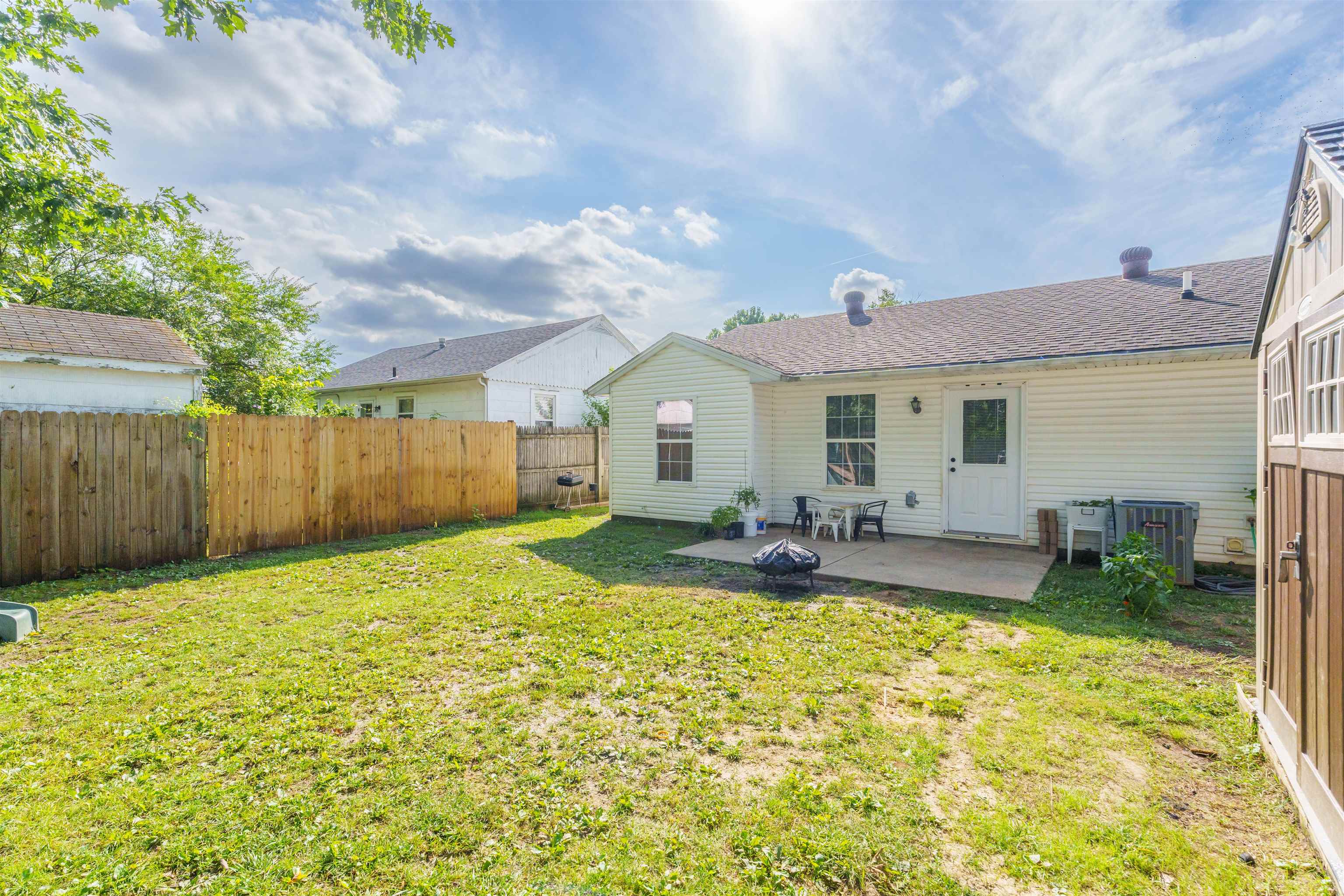 3205 Daviess St, Owensboro, Kentucky 42303-7047, 3 Bedrooms Bedrooms, ,2 BathroomsBathrooms,Single Family Residence,For Sale,Daviess St,90393