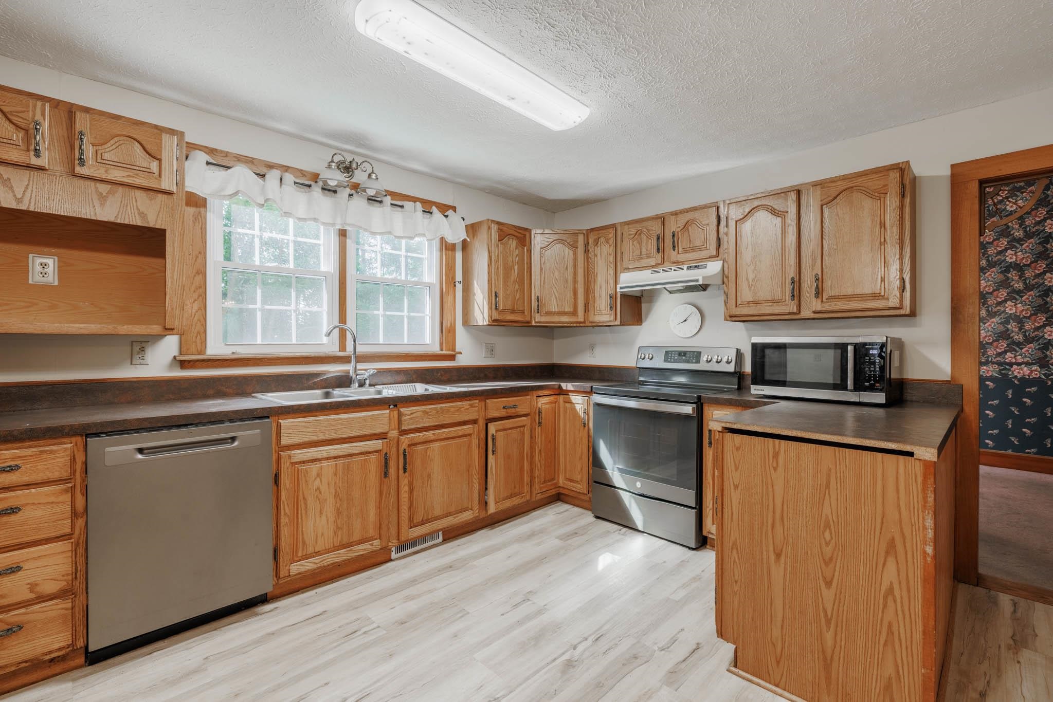 110 Lee Henderson Road, Lewisport, Kentucky 42351-110, 6 Bedrooms Bedrooms, ,3 BathroomsBathrooms,Single Family Residence,For Sale,Lee Henderson Road,90412