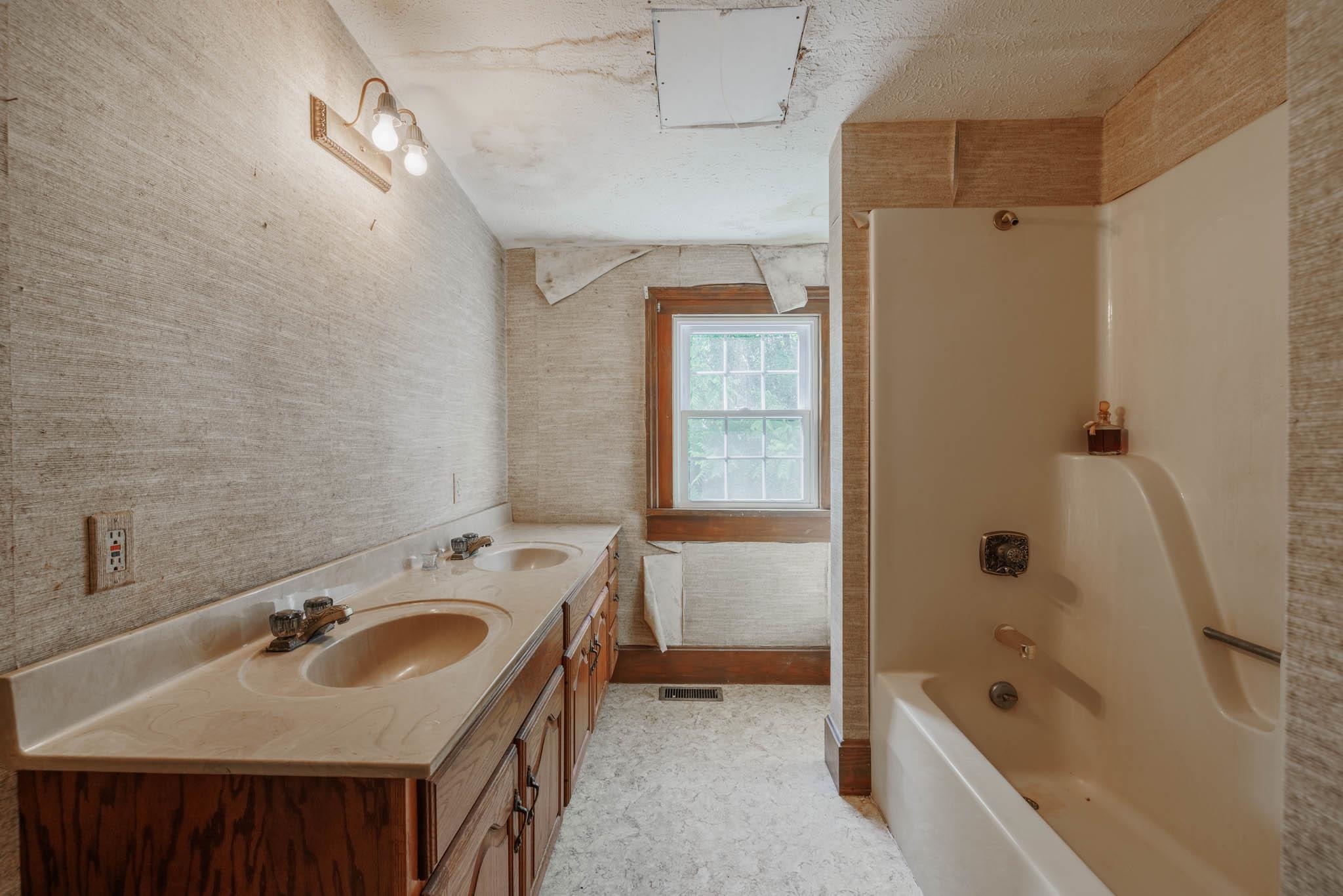 110 Lee Henderson Road, Lewisport, Kentucky 42351-110, 6 Bedrooms Bedrooms, ,3 BathroomsBathrooms,Single Family Residence,For Sale,Lee Henderson Road,90412
