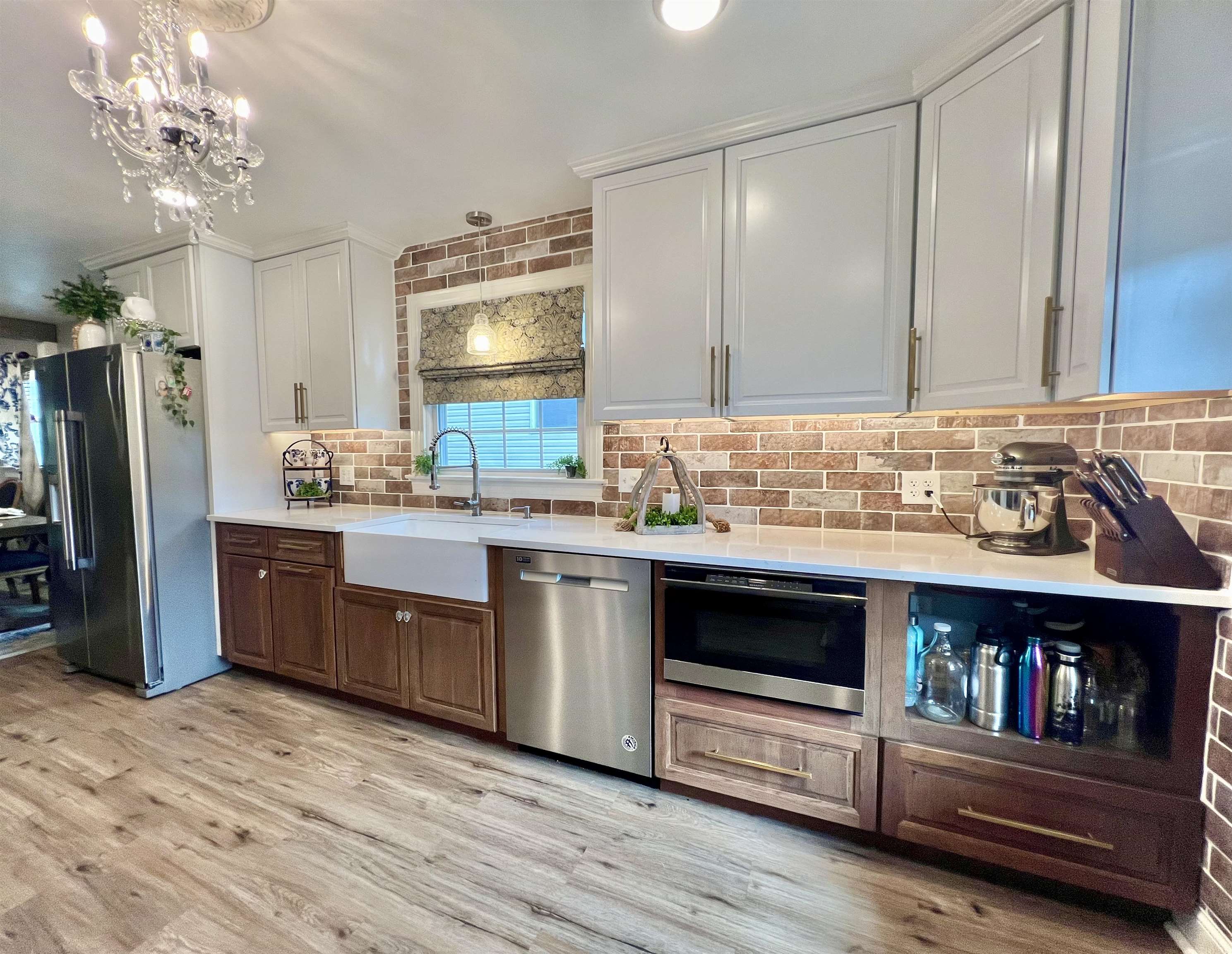 Upgraded kitchen stainless steel appliances. Quartz countertops. Cabinetry w/soft close & pull outs.