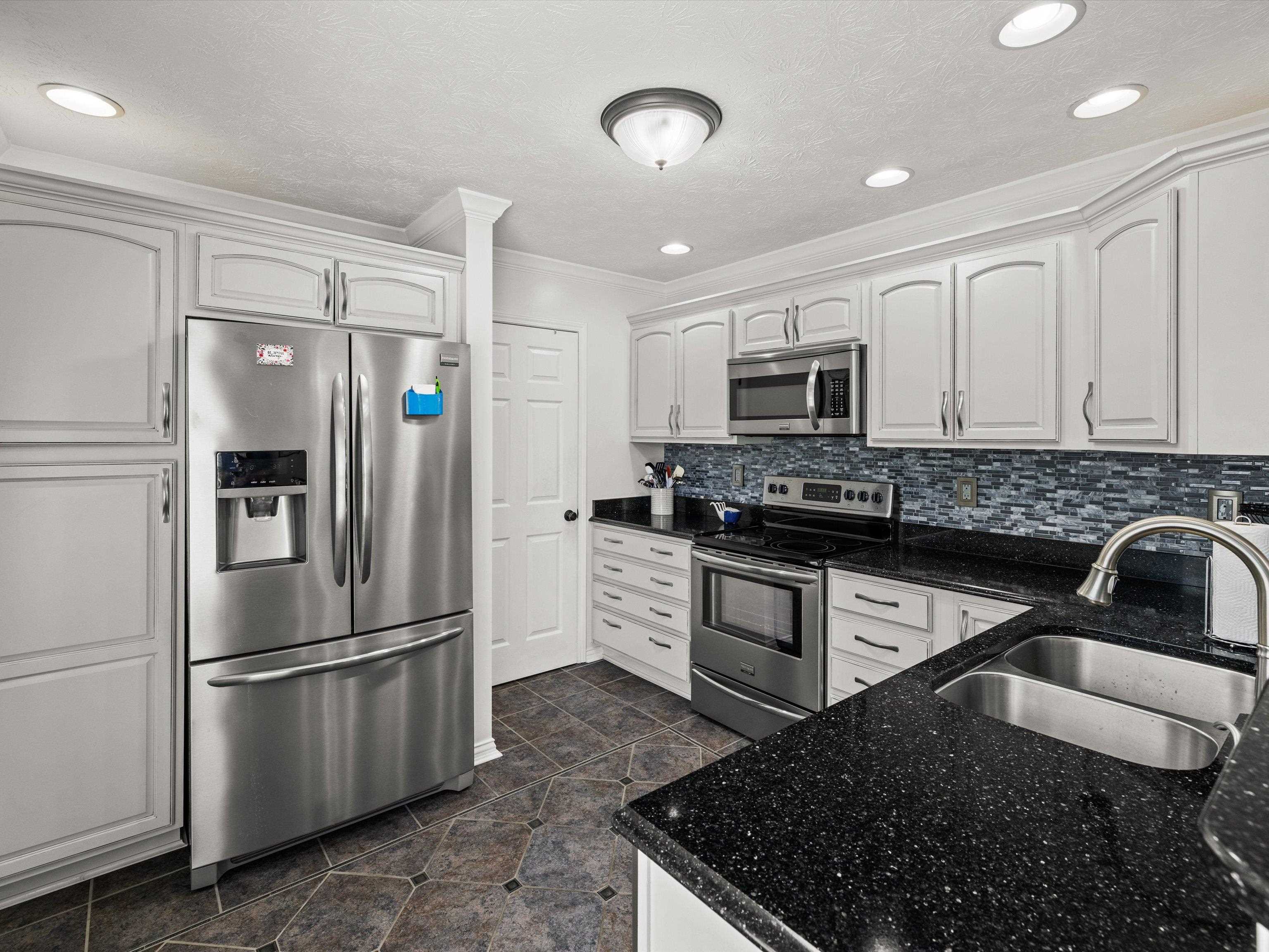 2012 Viola Gardens, Owensboro, Kentucky 42303-4002, 2 Bedrooms Bedrooms, ,2 BathroomsBathrooms,Condominium,For Sale,Viola Gardens,90466