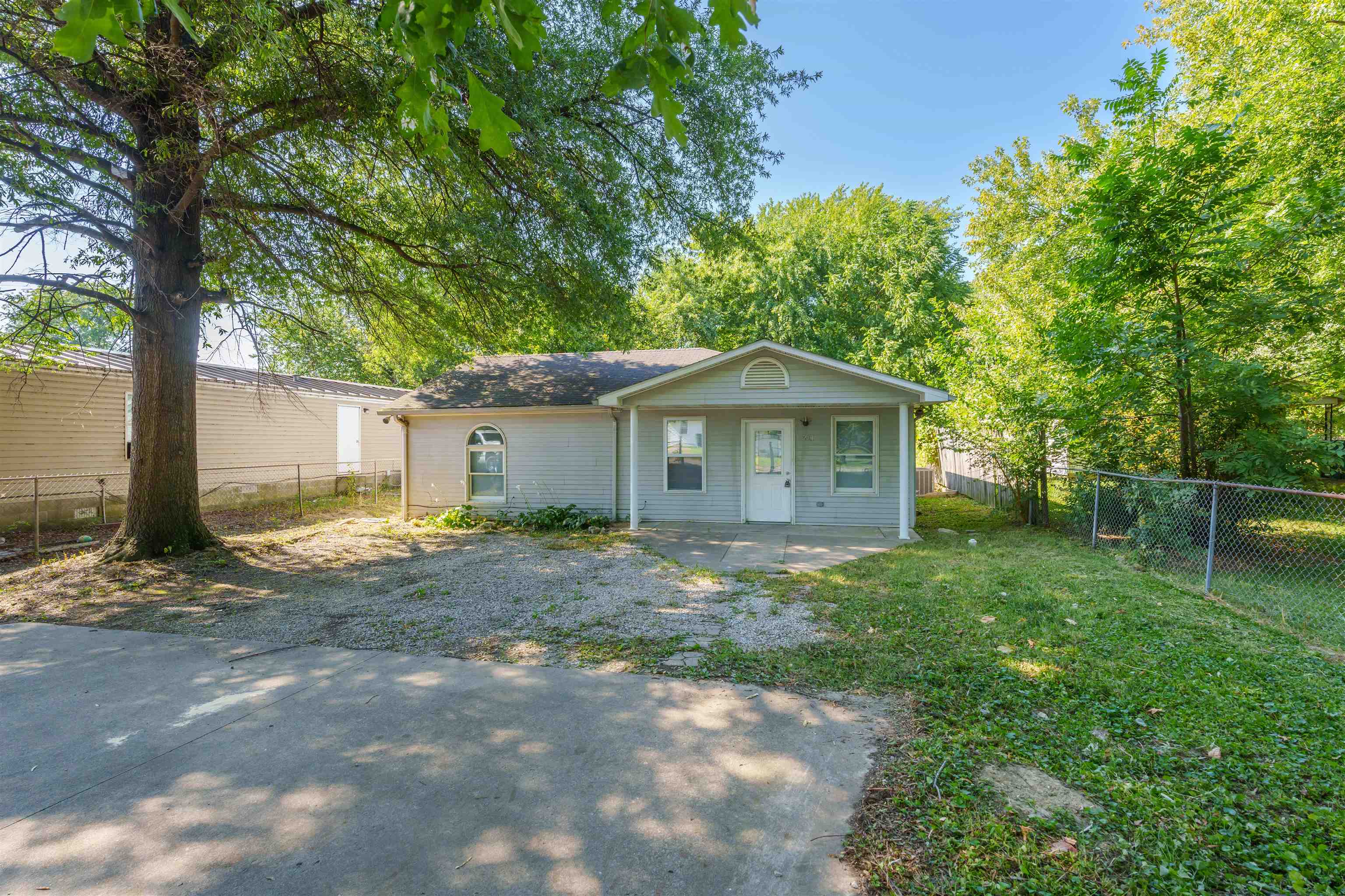 2033 10th St., Owensboro, Kentucky 42303, 2 Bedrooms Bedrooms, ,1 BathroomBathrooms,Single Family Residence,For Sale,10th St.,90483