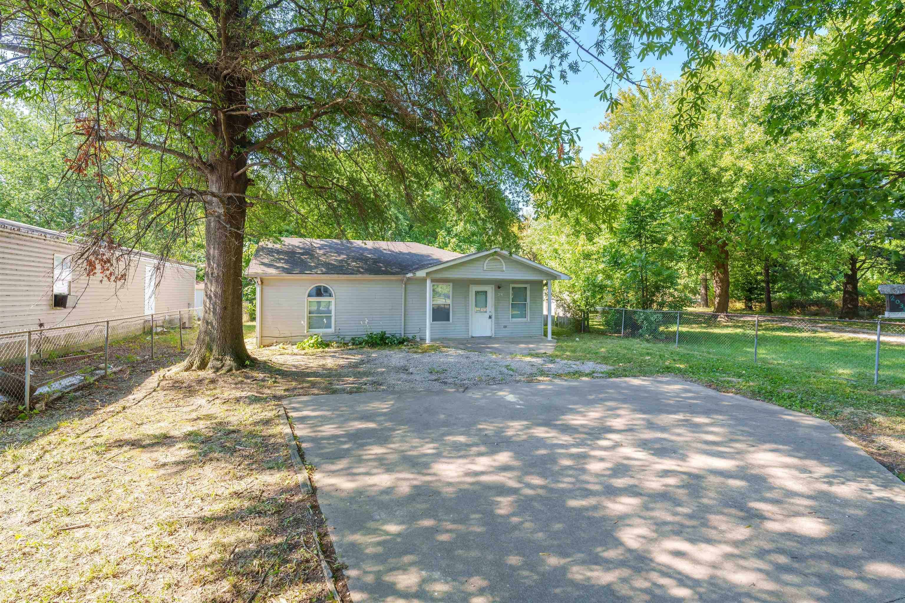 2033 10th St., Owensboro, Kentucky 42303, 2 Bedrooms Bedrooms, ,1 BathroomBathrooms,Single Family Residence,For Sale,10th St.,90483