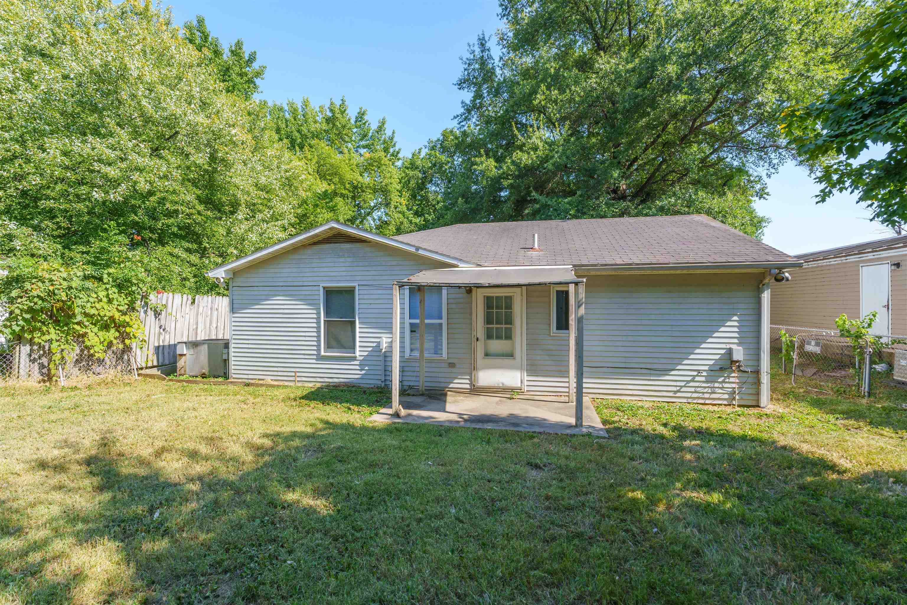 2033 10th St., Owensboro, Kentucky 42303, 2 Bedrooms Bedrooms, ,1 BathroomBathrooms,Single Family Residence,For Sale,10th St.,90483