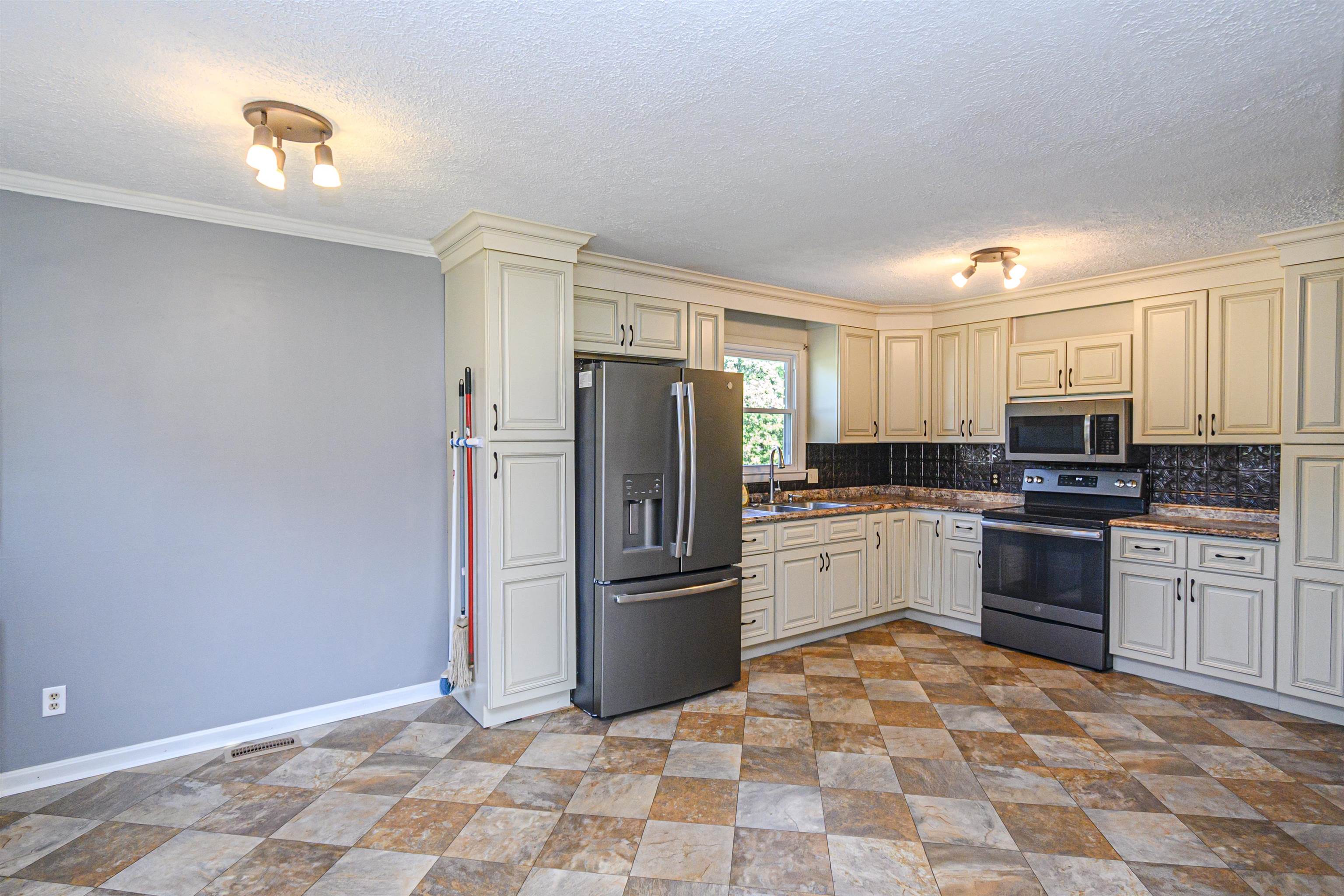 291 Whispering Hills Ln, Greenville, Kentucky 42345, 3 Bedrooms Bedrooms, ,3 BathroomsBathrooms,Single Family Residence,For Sale,Whispering Hills Ln,90576