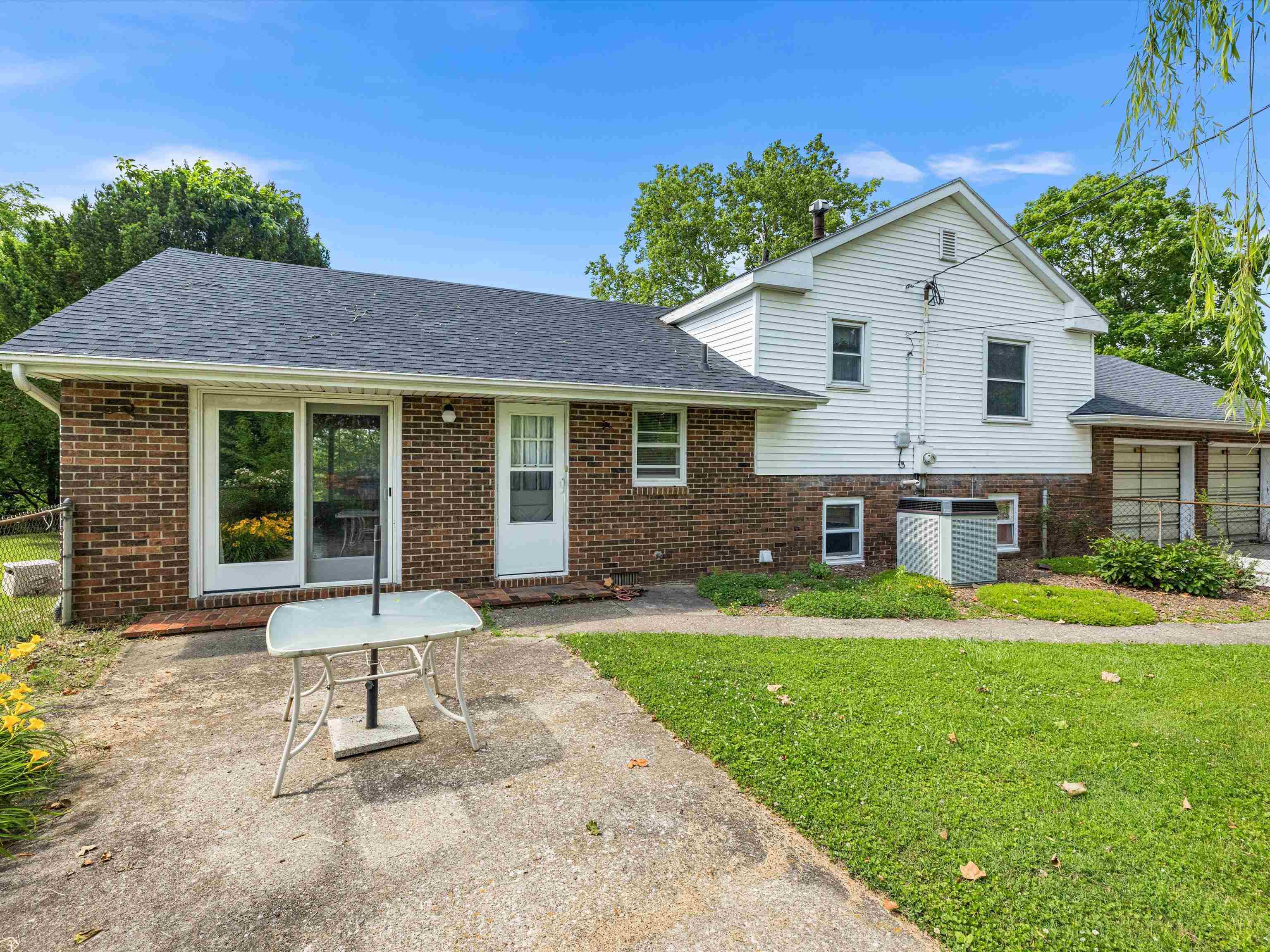2038 Old Corydon Rd, Henderson, Kentucky 42420, 3 Bedrooms Bedrooms, ,2 BathroomsBathrooms,Single Family Residence,For Sale,Old Corydon Rd,90579