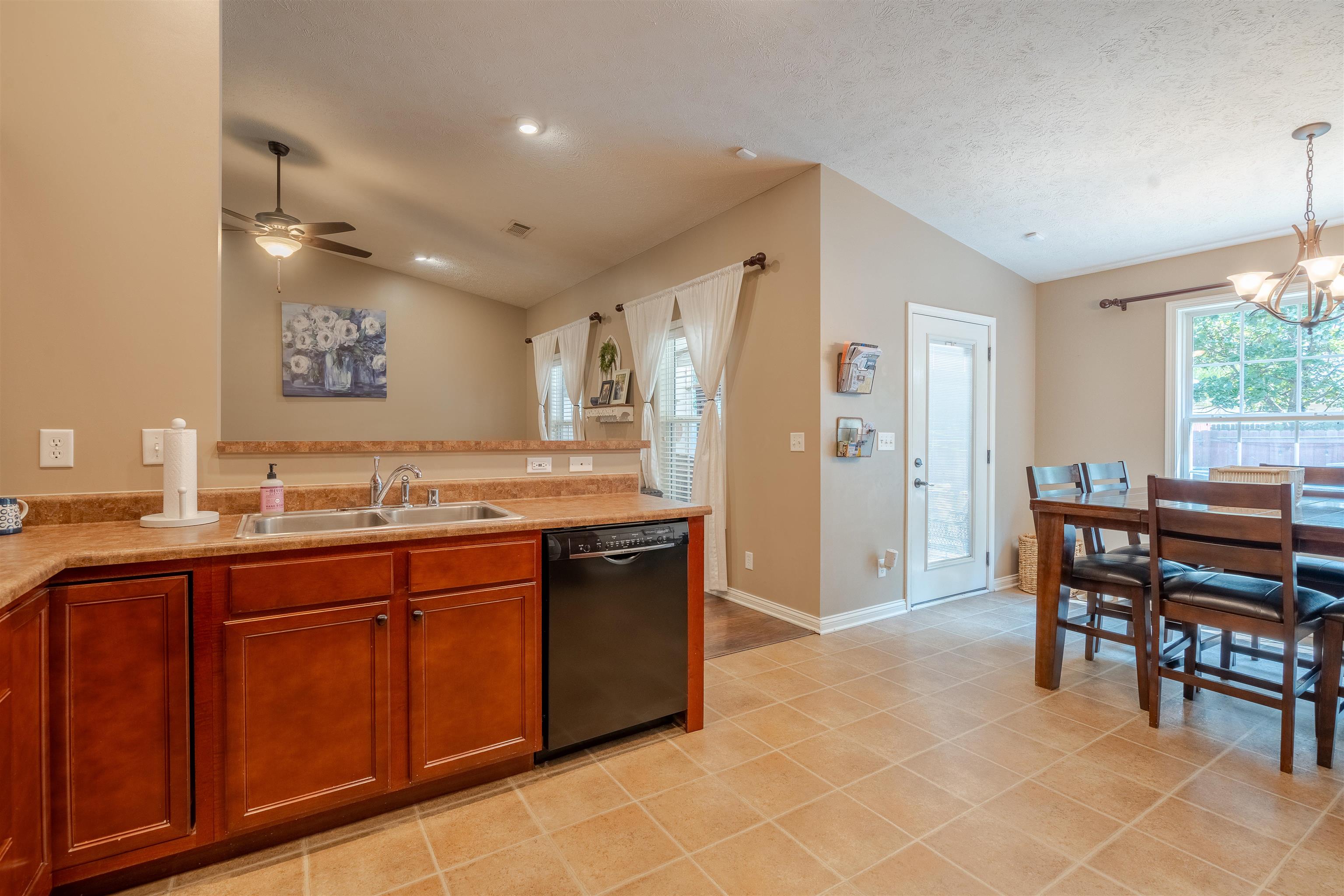 2875 Trails Way, Owensboro, Kentucky 42303, 3 Bedrooms Bedrooms, ,2 BathroomsBathrooms,Single Family Residence,For Sale,Trails Way,90598
