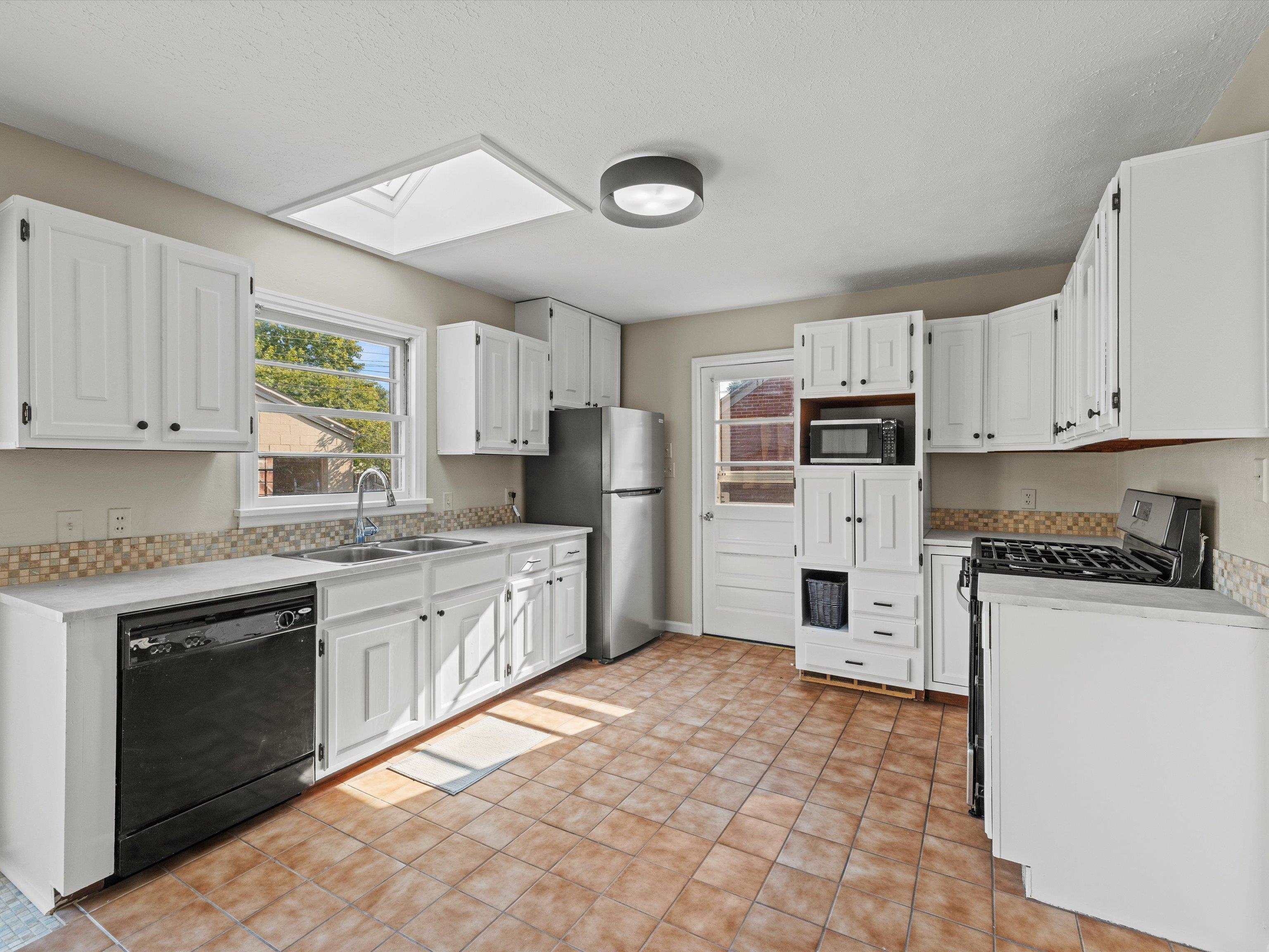 2007 Westview Drive, Owensboro, Kentucky 42301, 3 Bedrooms Bedrooms, ,2 BathroomsBathrooms,Single Family Residence,For Sale,Westview Drive,90607
