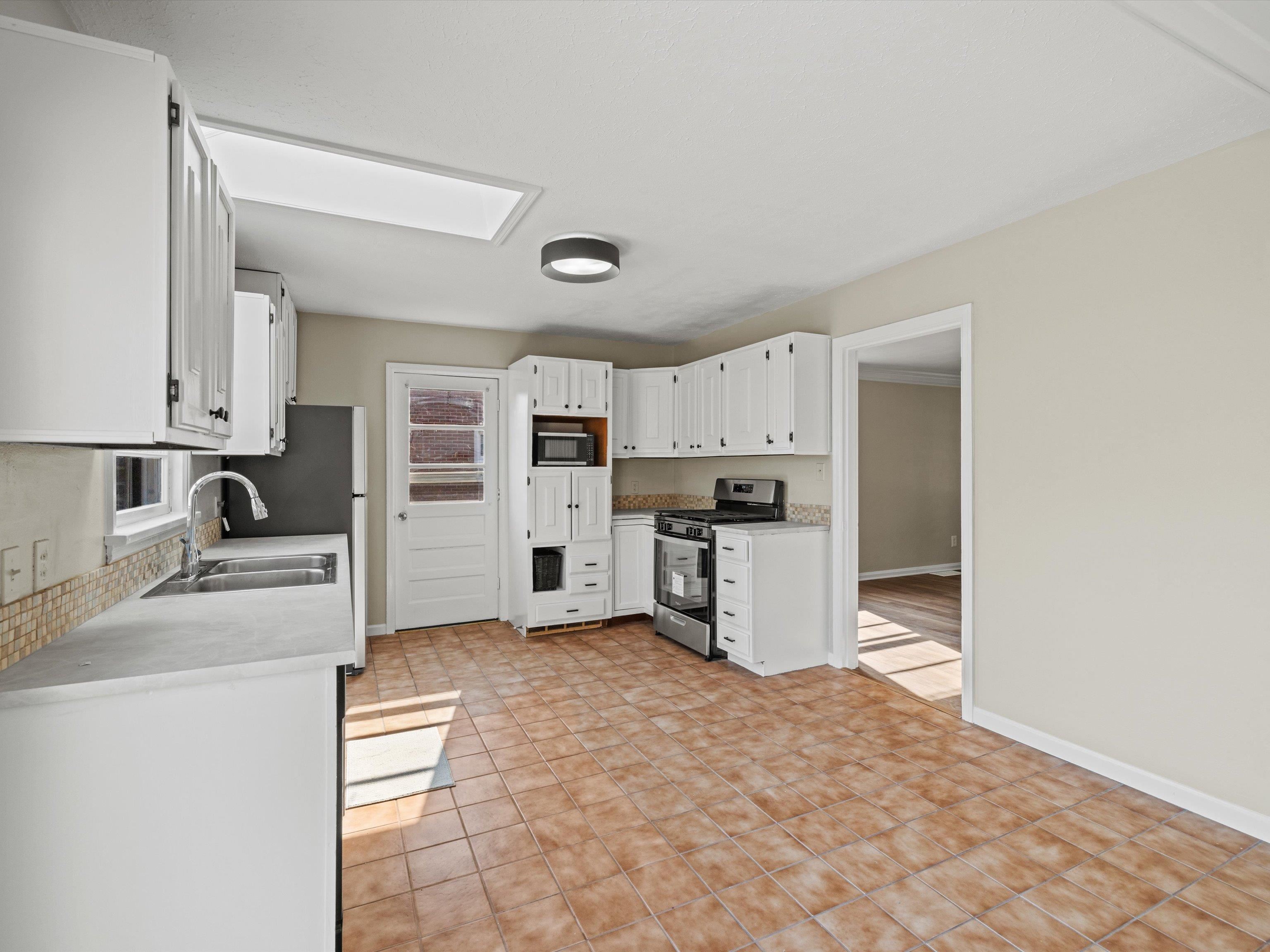 2007 Westview Drive, Owensboro, Kentucky 42301, 3 Bedrooms Bedrooms, ,2 BathroomsBathrooms,Single Family Residence,For Sale,Westview Drive,90607