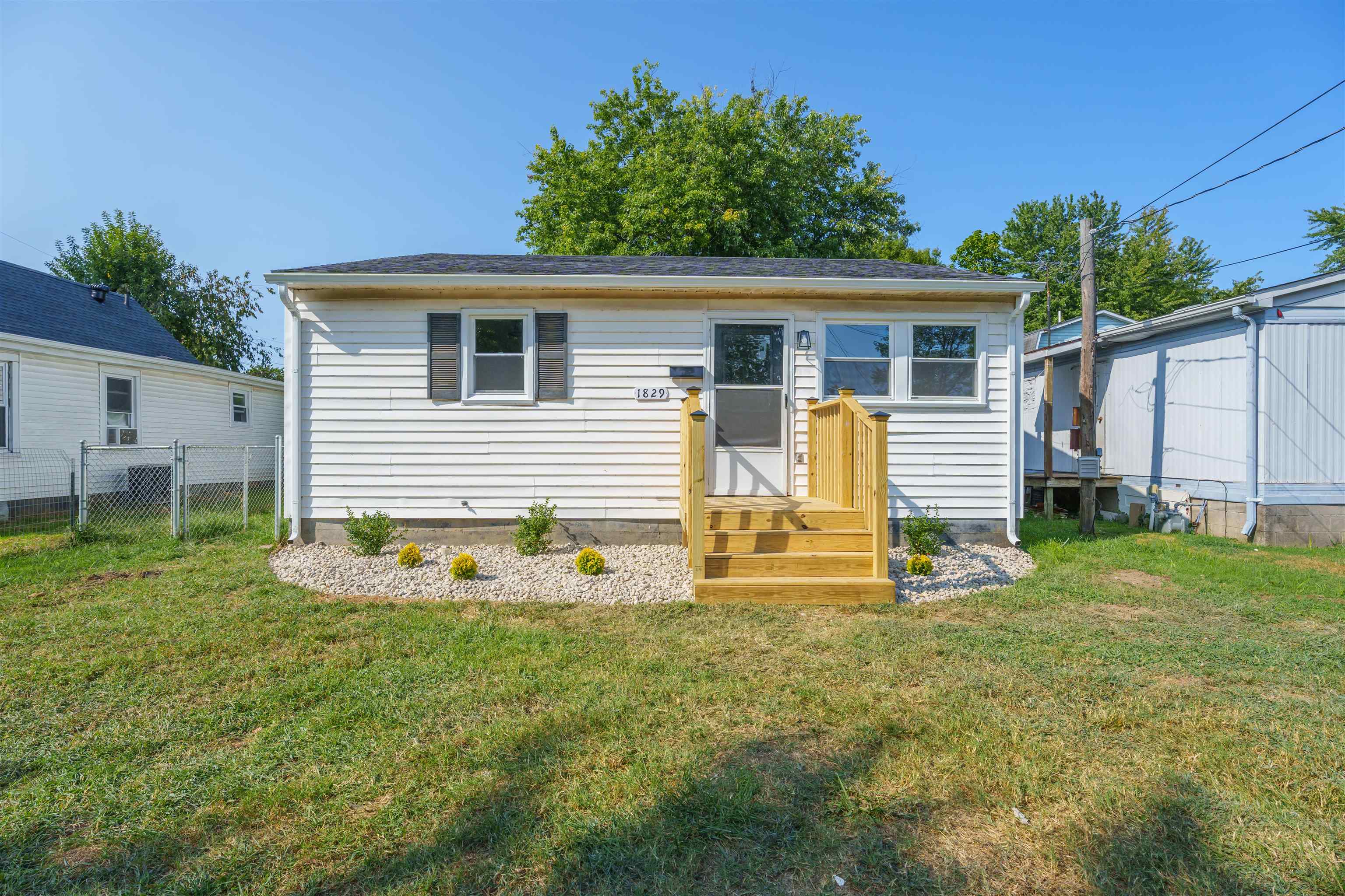 1829 6th Street, Owensboro, Kentucky 42301, 2 Bedrooms Bedrooms, ,1 BathroomBathrooms,Single Family Residence,For Sale,6th Street,90615