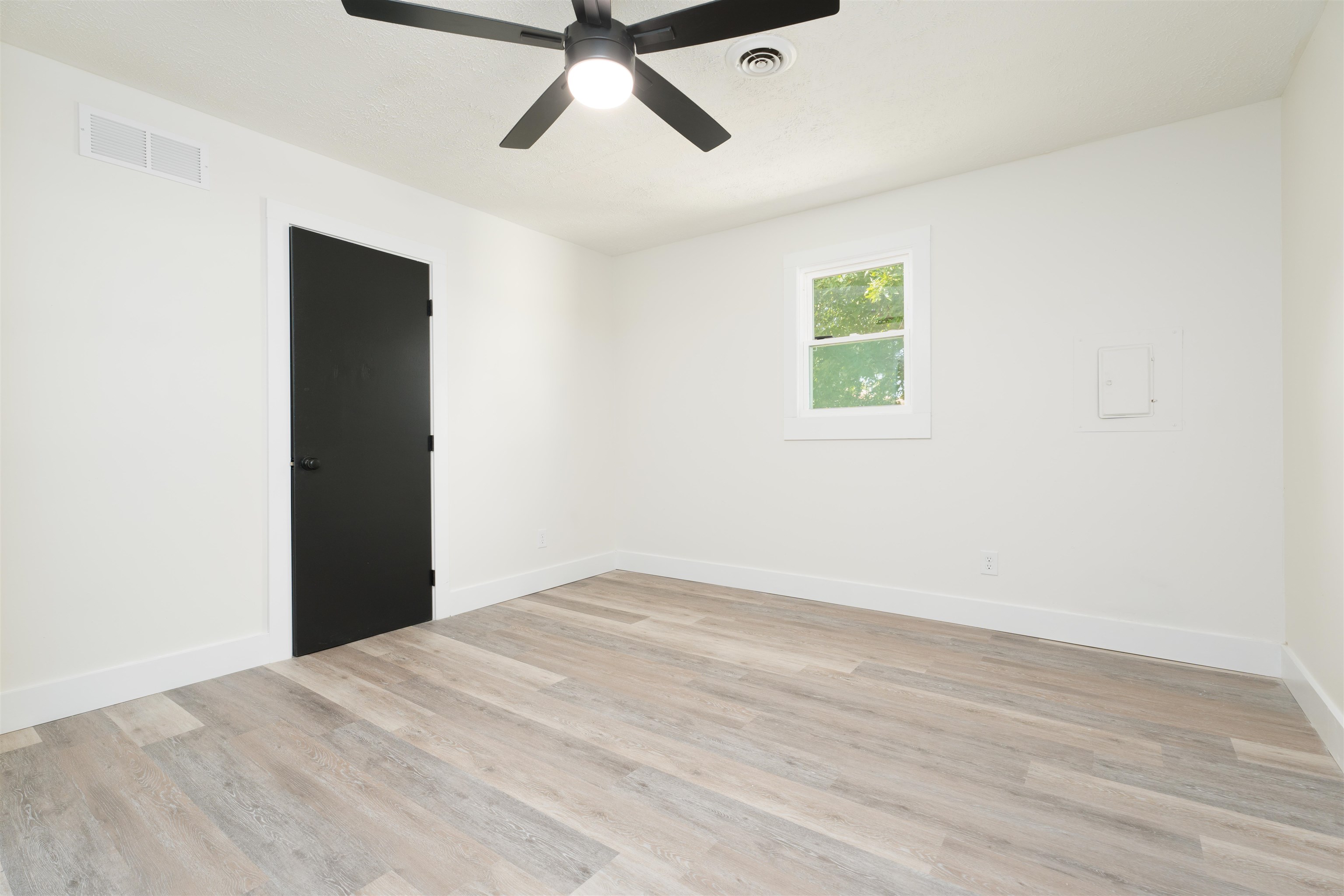 1829 6th Street, Owensboro, Kentucky 42301, 2 Bedrooms Bedrooms, ,1 BathroomBathrooms,Single Family Residence,For Sale,6th Street,90615