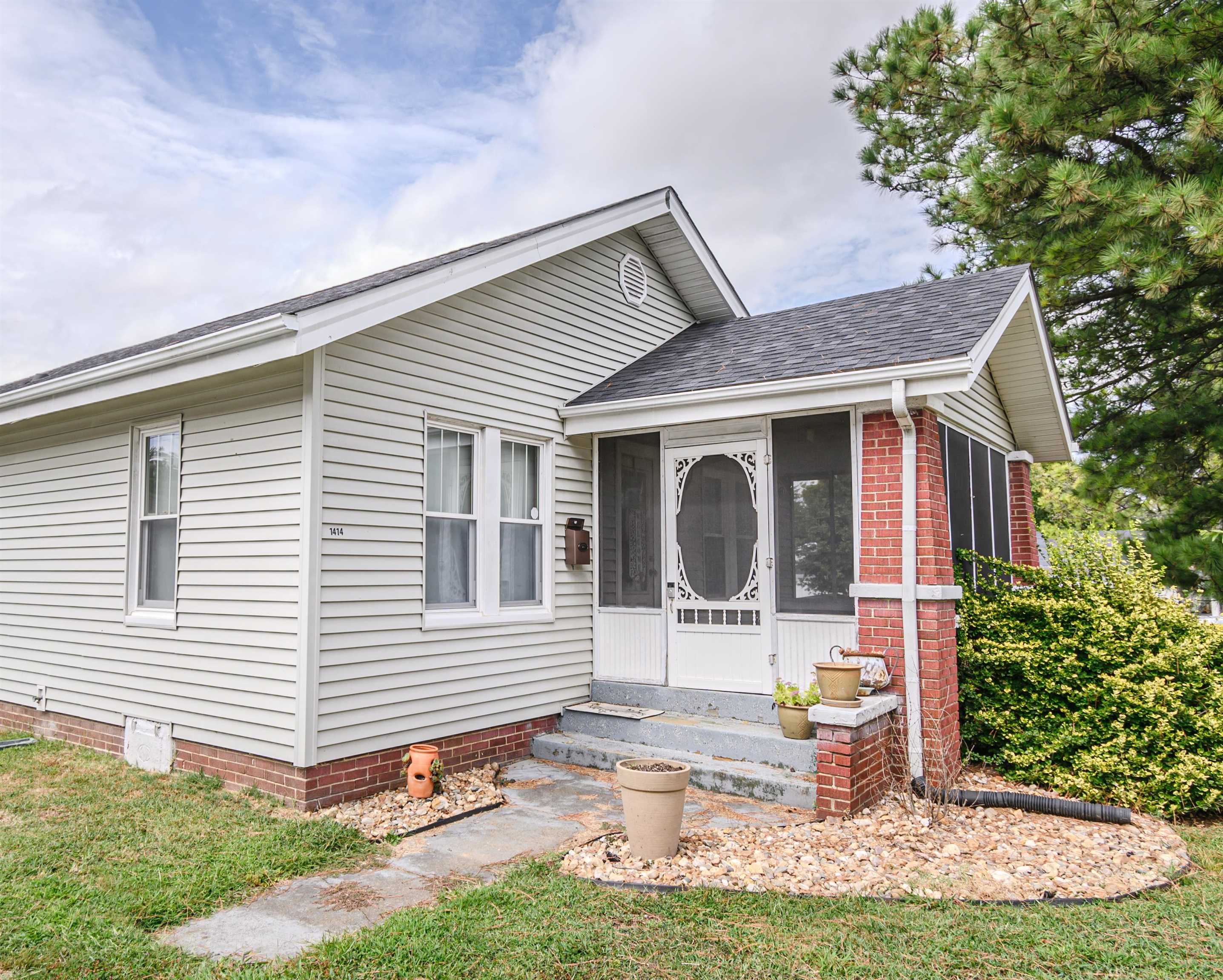 1414 Rose Ave., Owensboro, Kentucky 42301, 2 Bedrooms Bedrooms, ,1 BathroomBathrooms,Single Family Residence,For Sale,Rose Ave.,90635