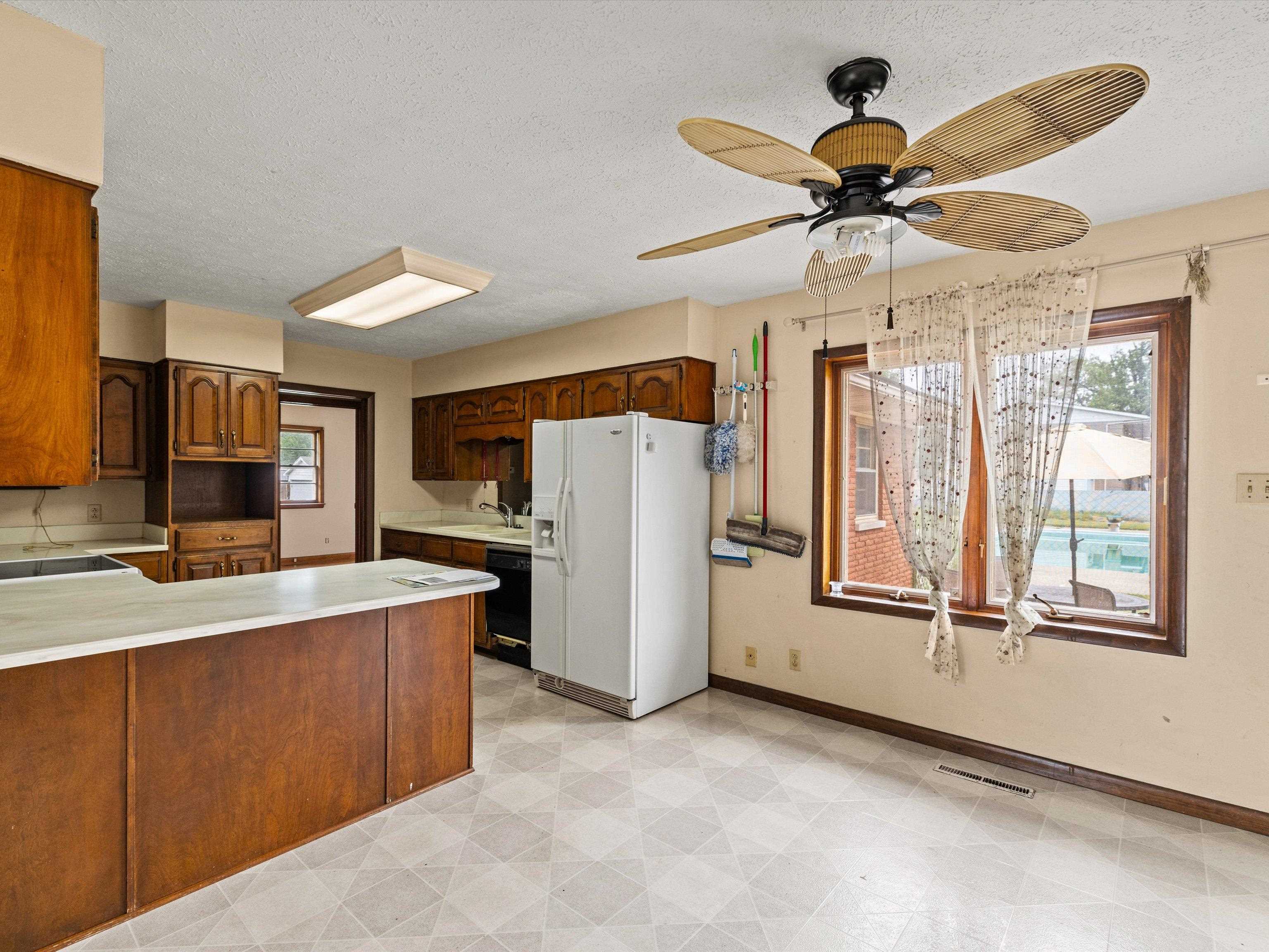 2412 Elm St., Henderson, Kentucky 42420, 4 Bedrooms Bedrooms, ,2 BathroomsBathrooms,Single Family Residence,For Sale,Elm St.,90651