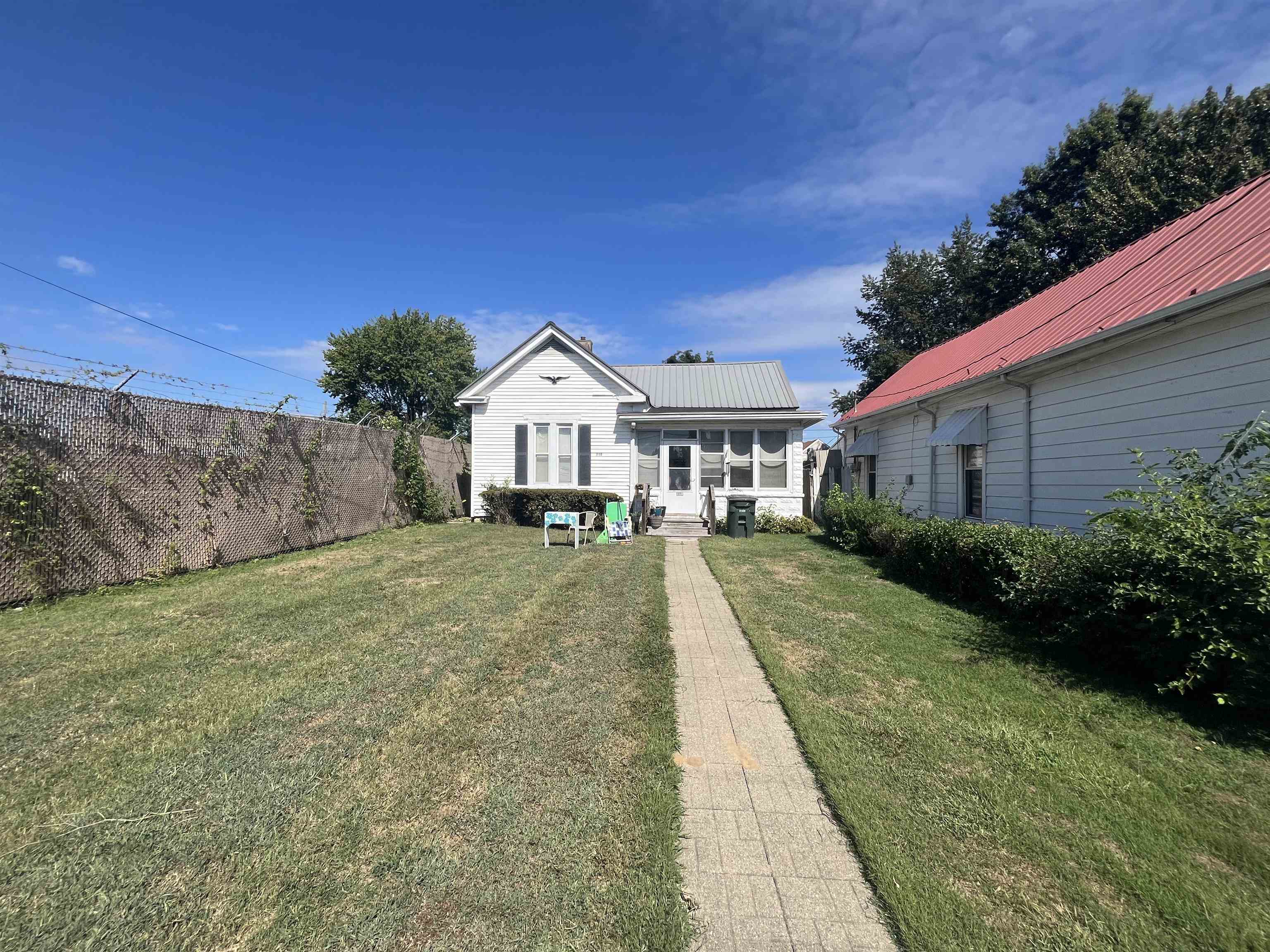 819 11th Street, Owensboro, Kentucky 42301, 2 Bedrooms Bedrooms, ,1 BathroomBathrooms,Single Family Residence,For Sale,11th Street,90672