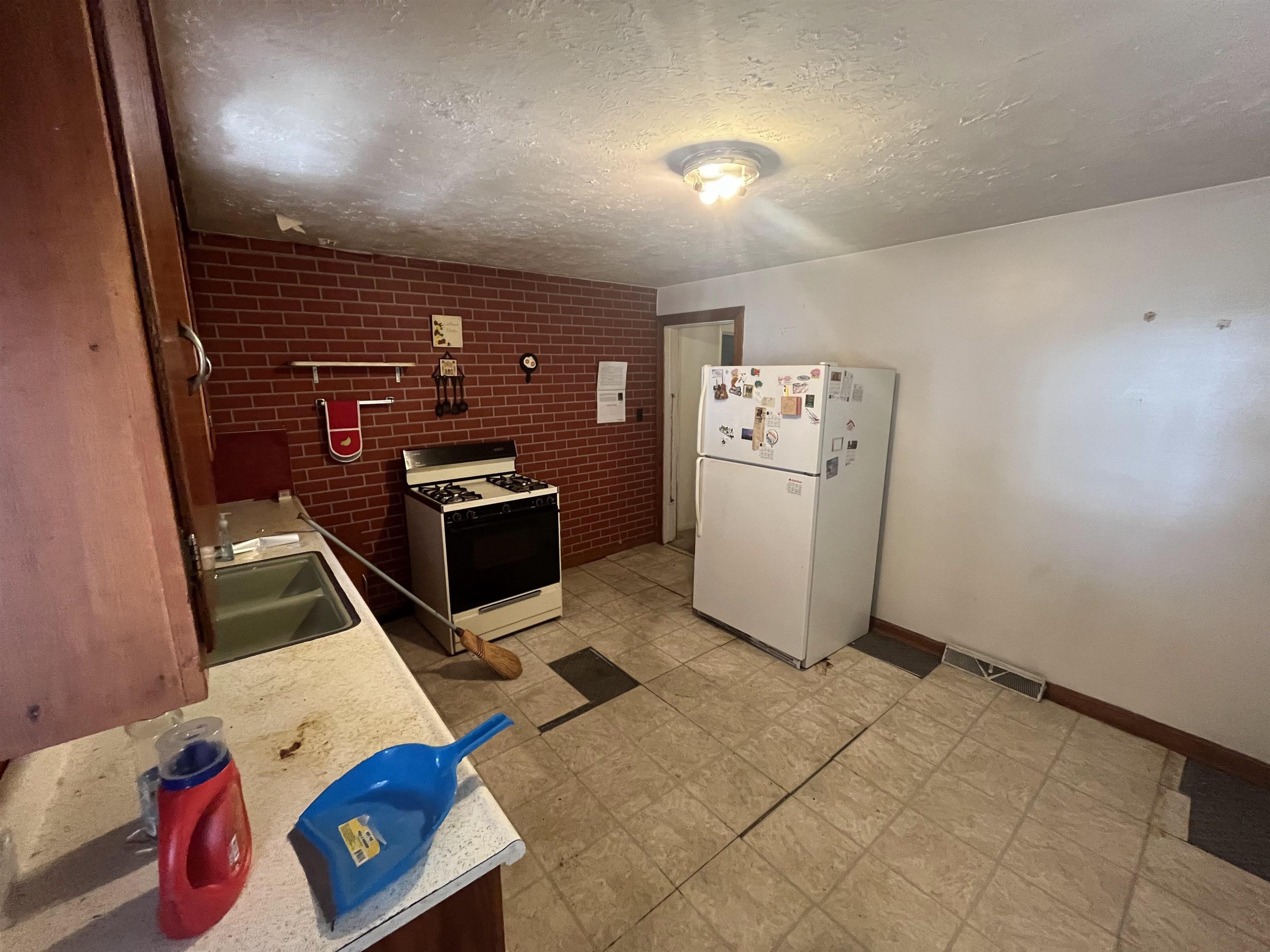 819 11th Street, Owensboro, Kentucky 42301, 2 Bedrooms Bedrooms, ,1 BathroomBathrooms,Single Family Residence,For Sale,11th Street,90672