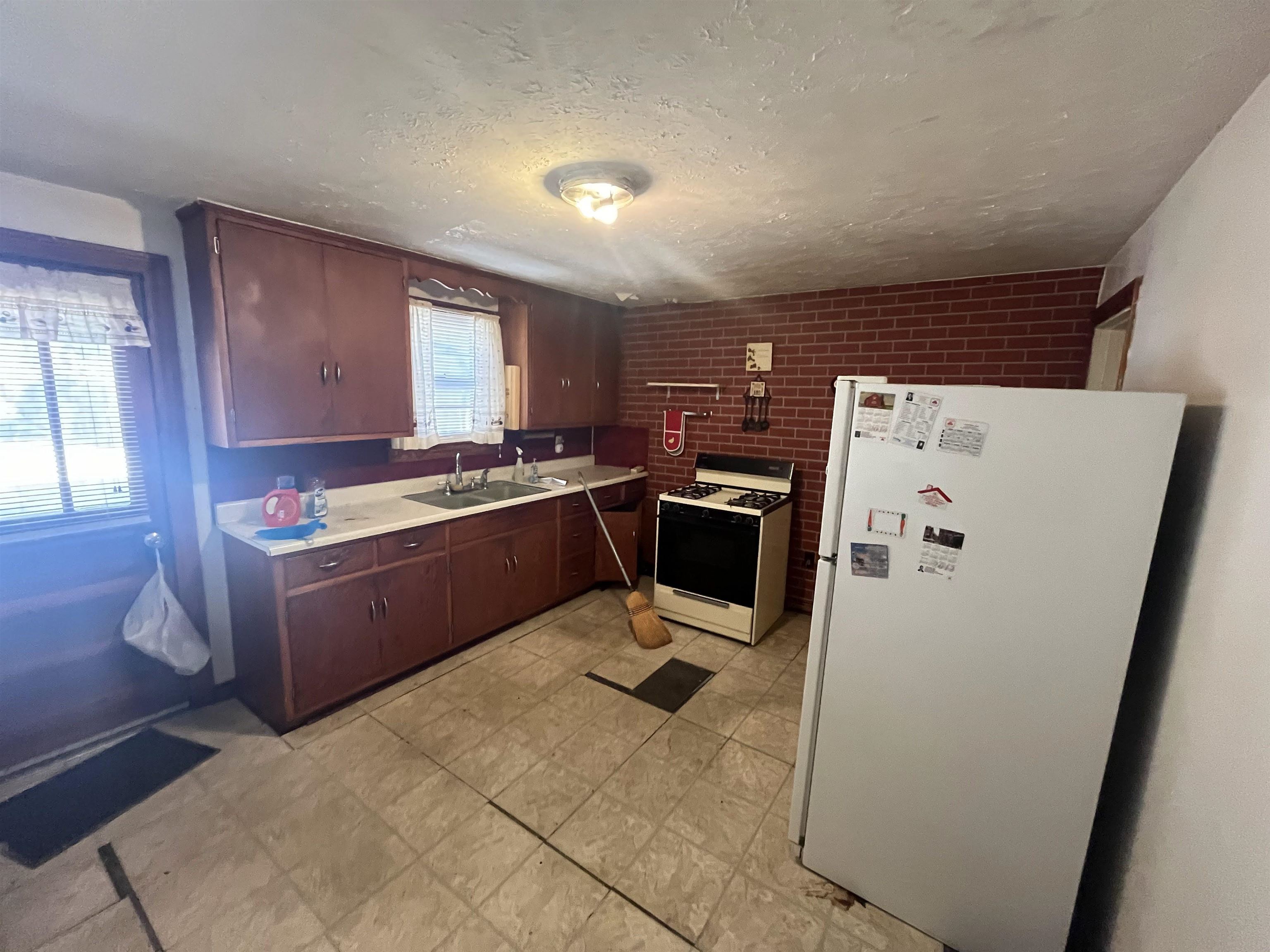 819 11th Street, Owensboro, Kentucky 42301, 2 Bedrooms Bedrooms, ,1 BathroomBathrooms,Single Family Residence,For Sale,11th Street,90672