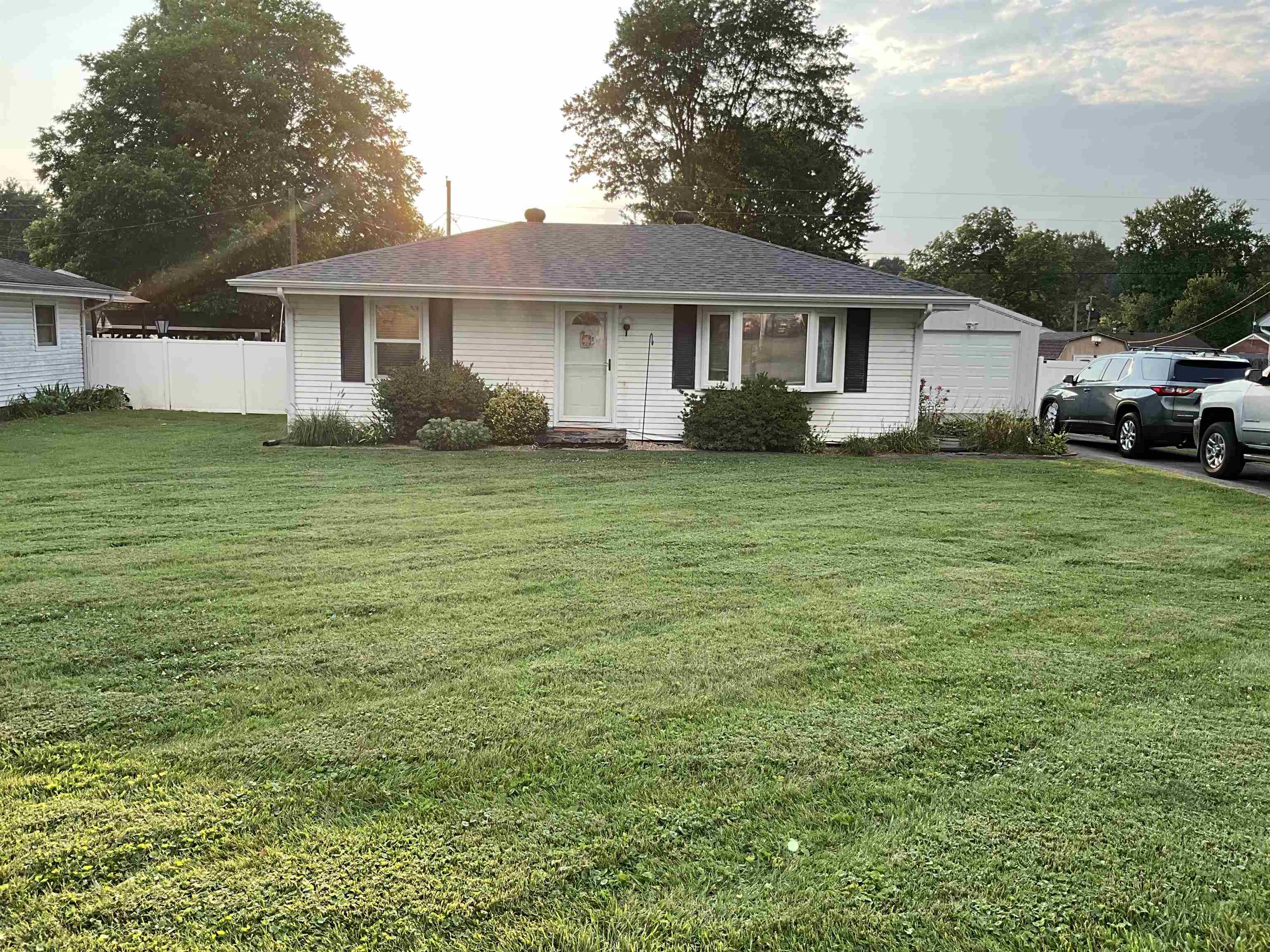 5011 Grandview Drive, Owensboro, Kentucky 42303, 2 Bedrooms Bedrooms, ,1 BathroomBathrooms,Single Family Residence,For Sale,Grandview Drive,90681
