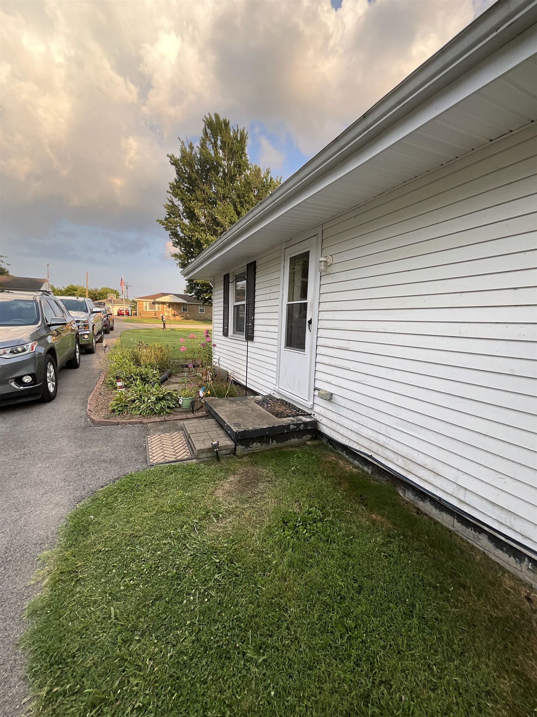 5011 Grandview Drive, Owensboro, Kentucky 42303, 2 Bedrooms Bedrooms, ,1 BathroomBathrooms,Single Family Residence,For Sale,Grandview Drive,90681