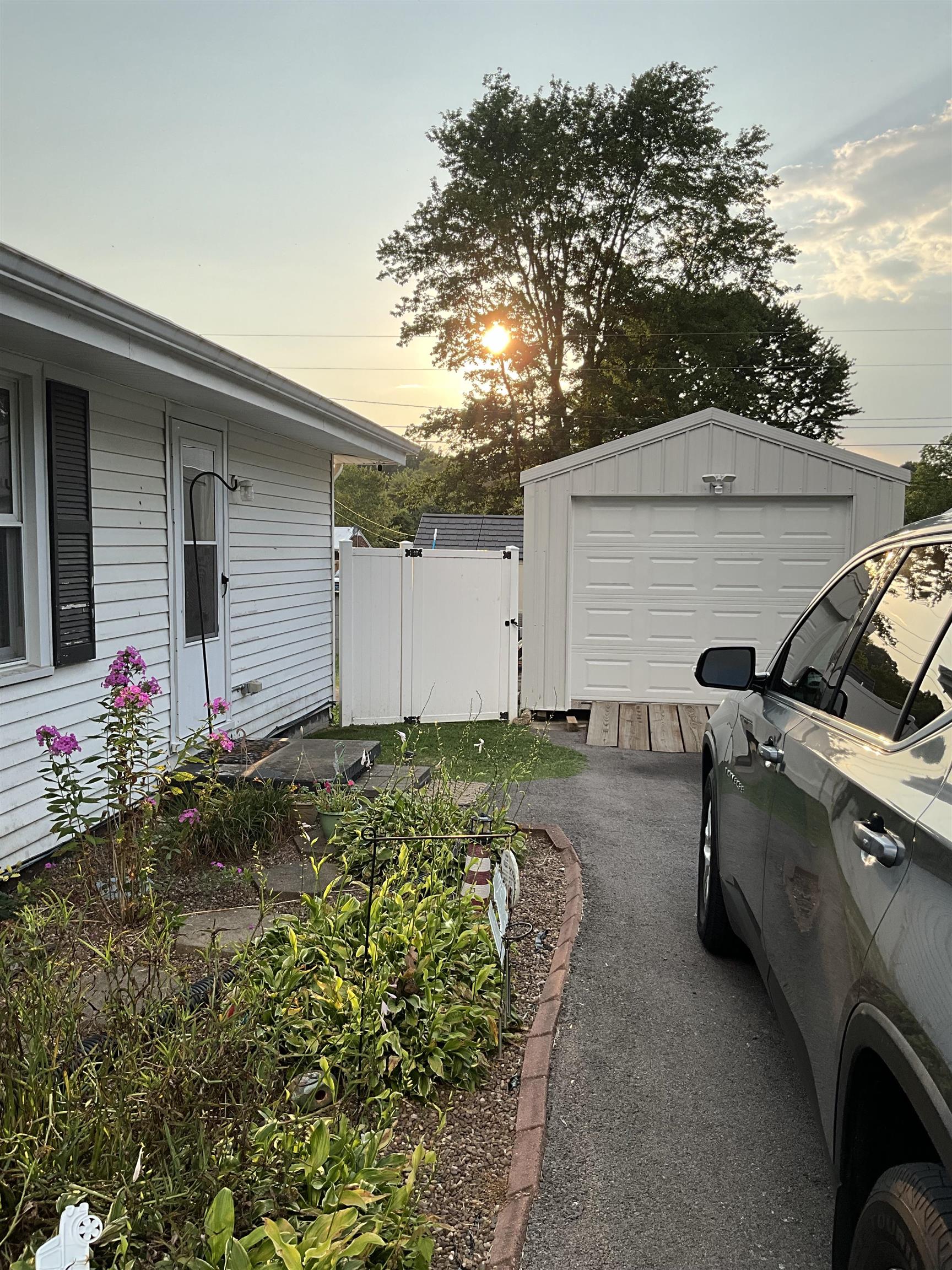 5011 Grandview Drive, Owensboro, Kentucky 42303, 2 Bedrooms Bedrooms, ,1 BathroomBathrooms,Single Family Residence,For Sale,Grandview Drive,90681