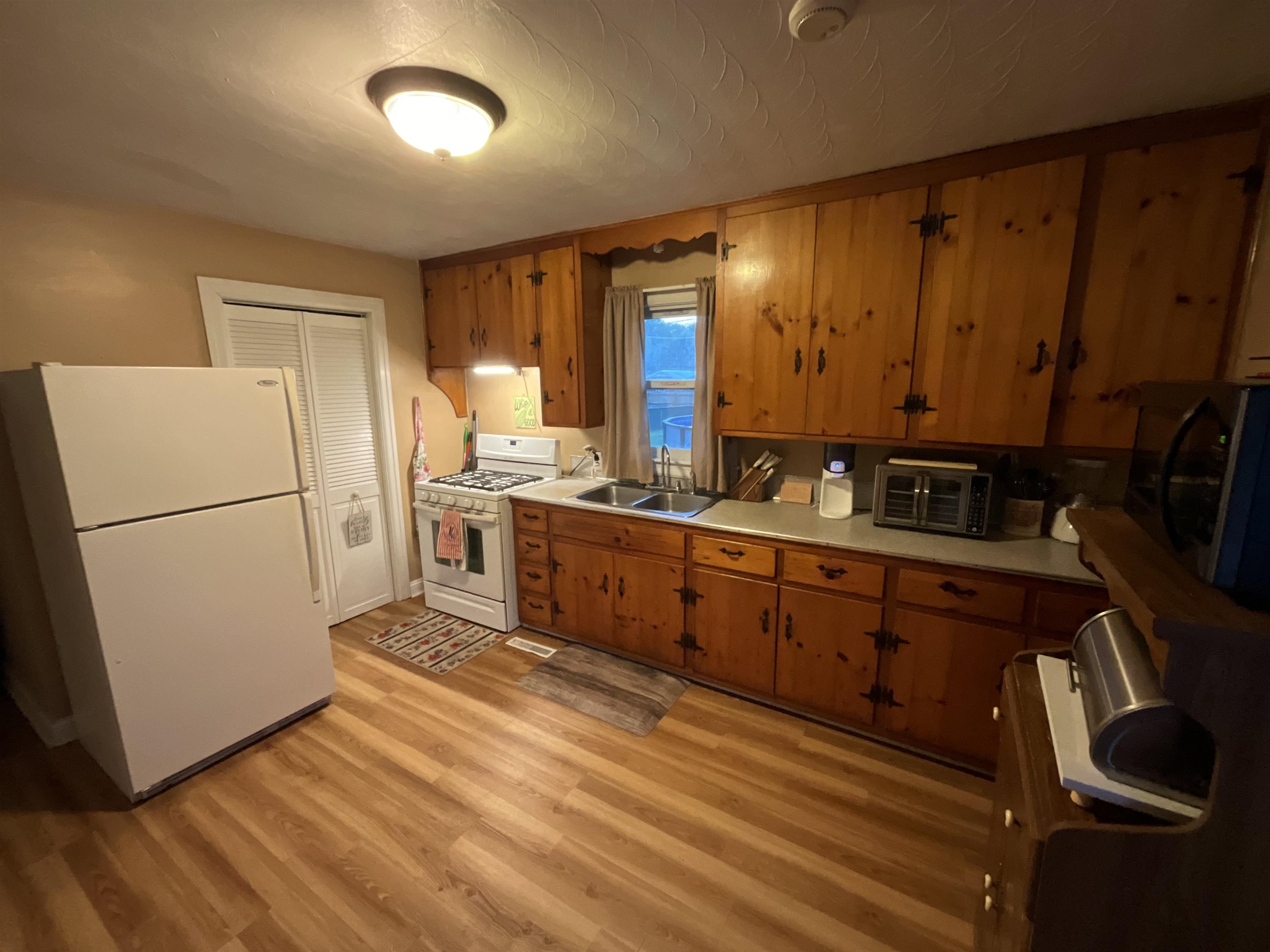 5011 Grandview Drive, Owensboro, Kentucky 42303, 2 Bedrooms Bedrooms, ,1 BathroomBathrooms,Single Family Residence,For Sale,Grandview Drive,90681