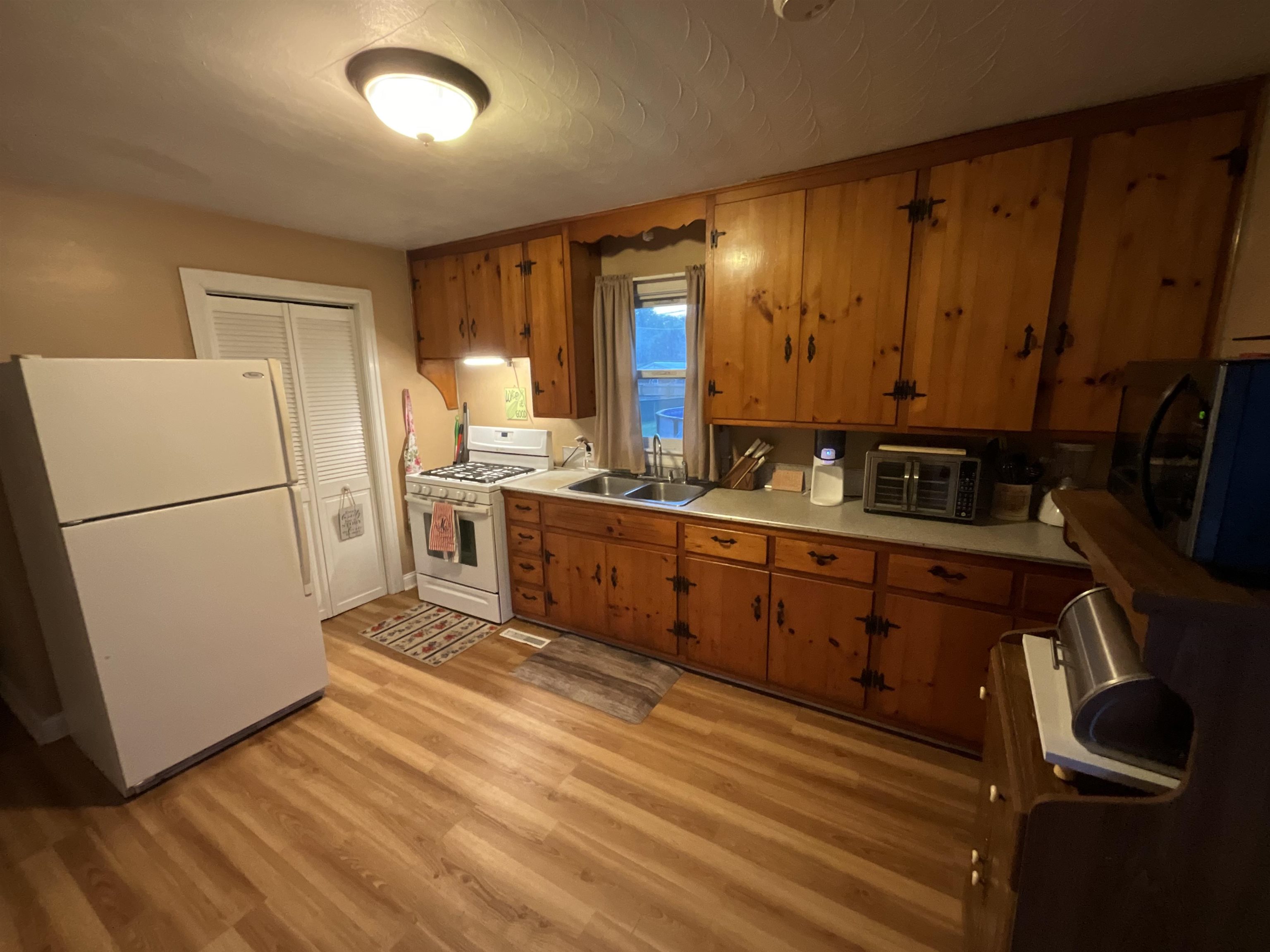 5011 Grandview Drive, Owensboro, Kentucky 42303, 2 Bedrooms Bedrooms, ,1 BathroomBathrooms,Single Family Residence,For Sale,Grandview Drive,90681