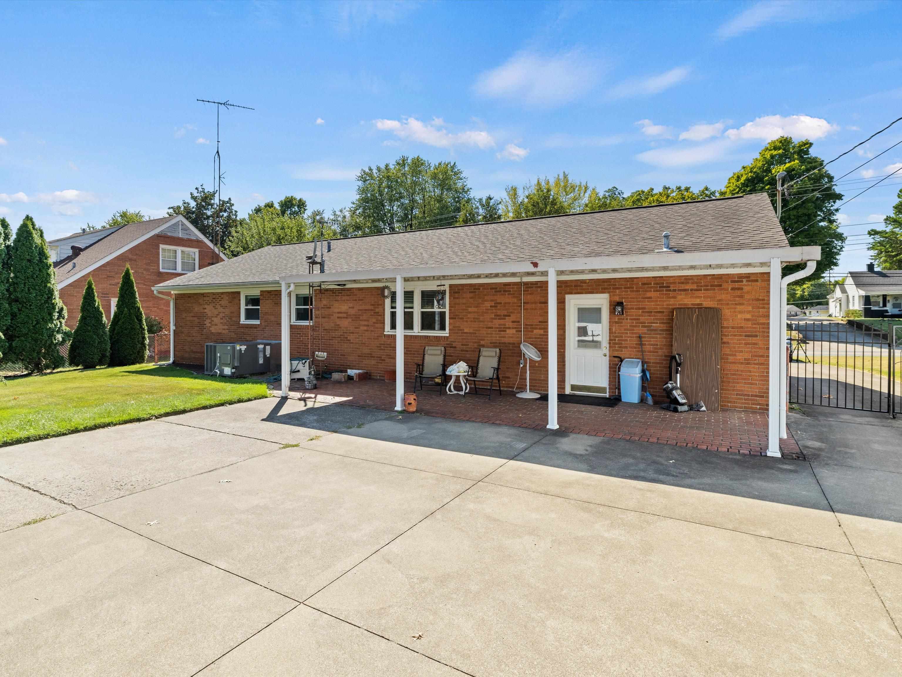 2929 Old Hartford Road, Owensboro, Kentucky 42303, 3 Bedrooms Bedrooms, ,1 BathroomBathrooms,Single Family Residence,For Sale,Old Hartford Road,90701