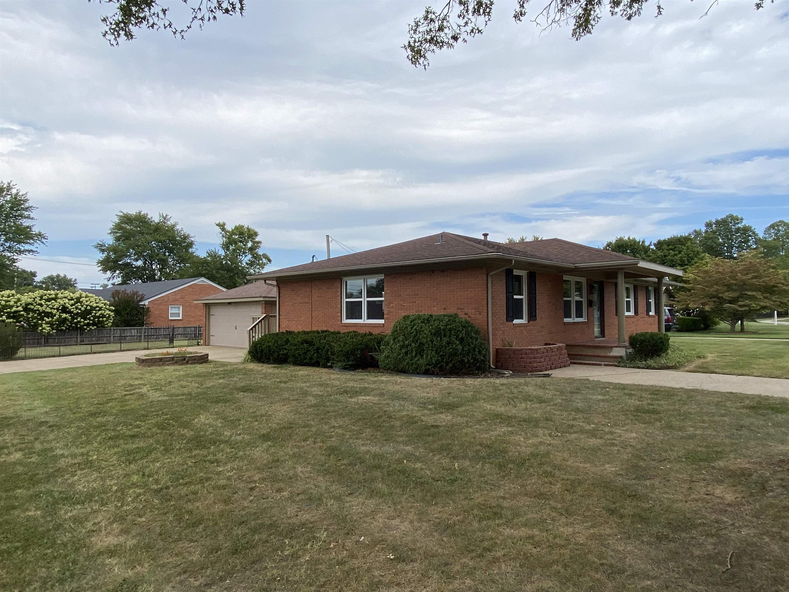 1745 College Dr, Owensboro, Kentucky 42301, 4 Bedrooms Bedrooms, ,2 BathroomsBathrooms,Single Family Residence,For Sale,College Dr,90705