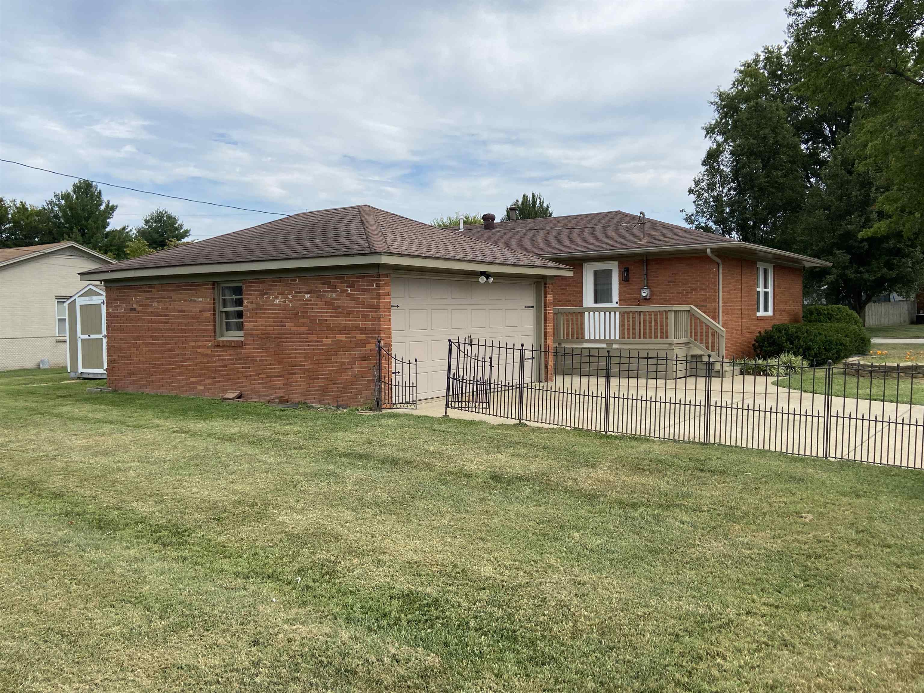 1745 College Dr, Owensboro, Kentucky 42301, 4 Bedrooms Bedrooms, ,2 BathroomsBathrooms,Single Family Residence,For Sale,College Dr,90705