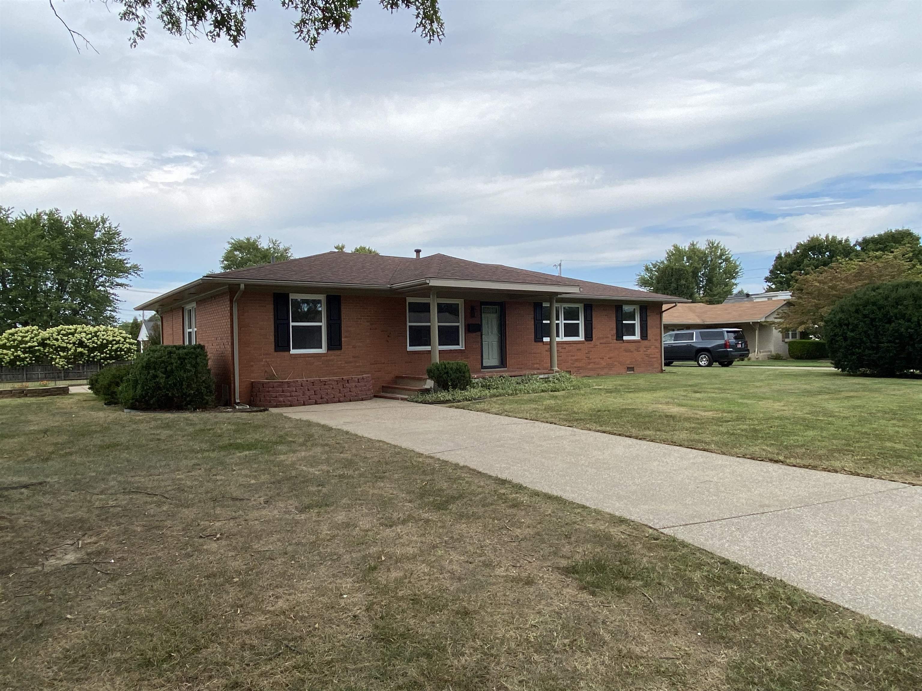 1745 College Dr, Owensboro, Kentucky 42301, 4 Bedrooms Bedrooms, ,2 BathroomsBathrooms,Single Family Residence,For Sale,College Dr,90705