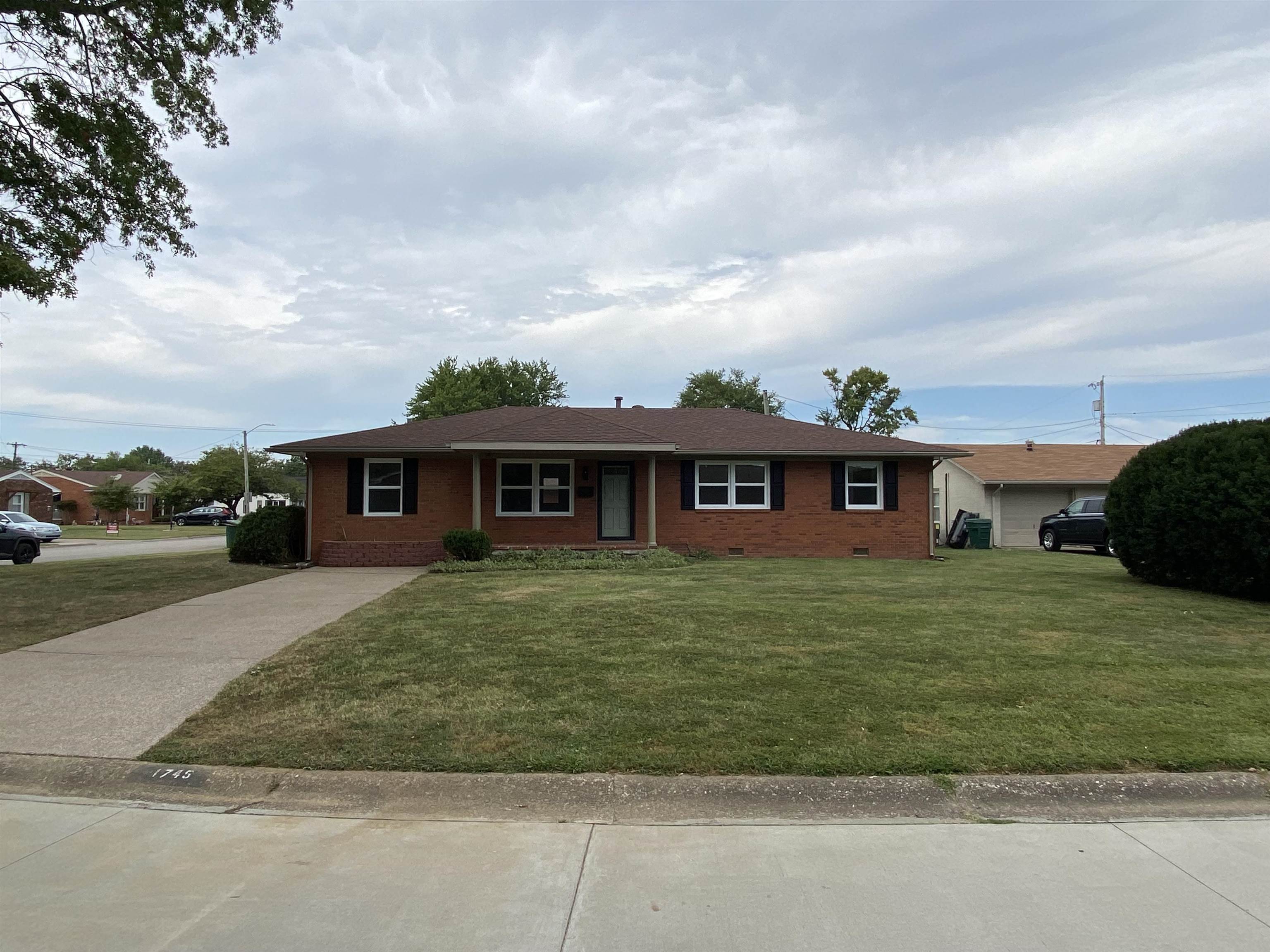 1745 College Dr, Owensboro, Kentucky 42301, 4 Bedrooms Bedrooms, ,2 BathroomsBathrooms,Single Family Residence,For Sale,College Dr,90705