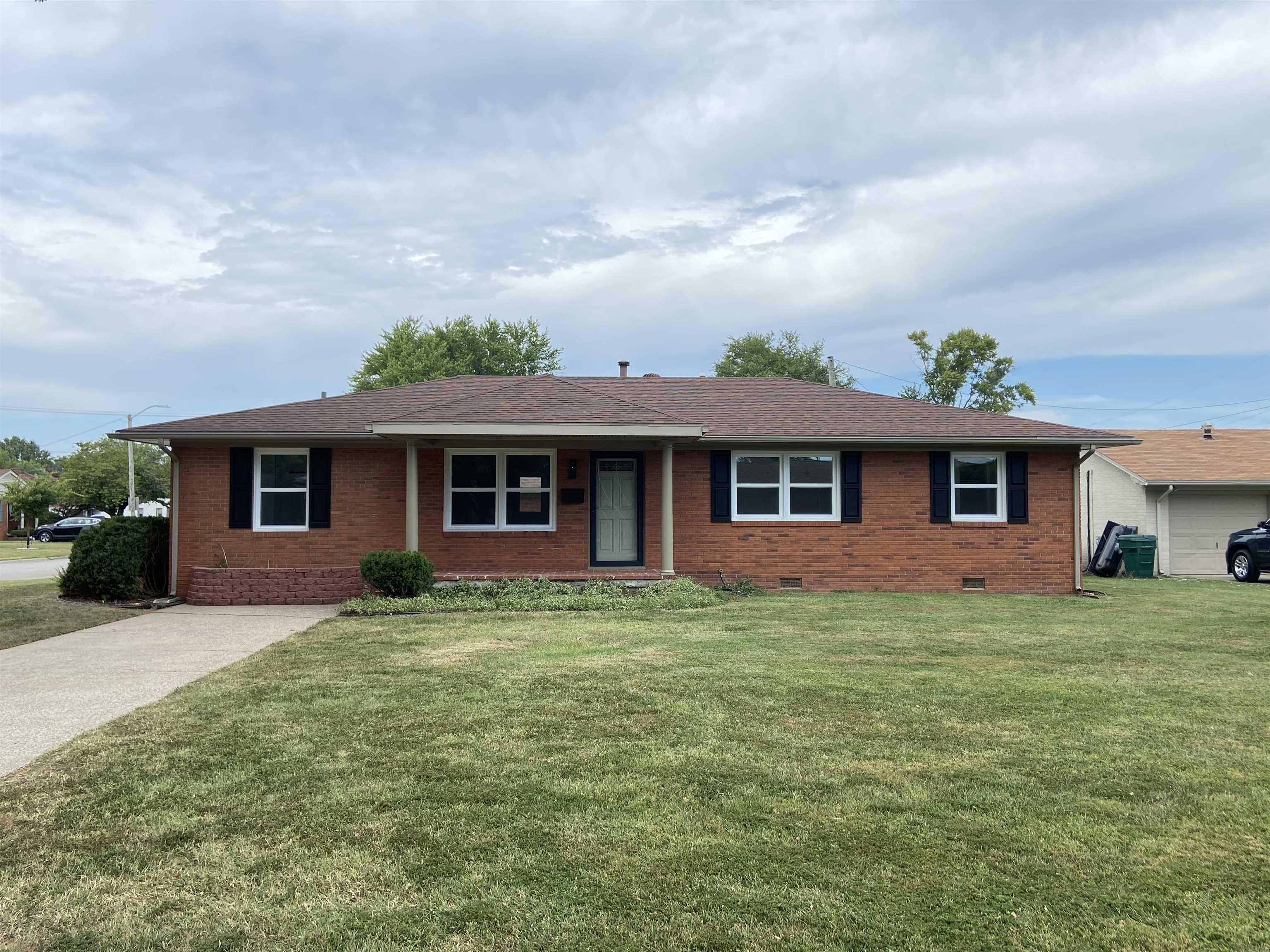 1745 College Dr, Owensboro, Kentucky 42301, 4 Bedrooms Bedrooms, ,2 BathroomsBathrooms,Single Family Residence,For Sale,College Dr,90705