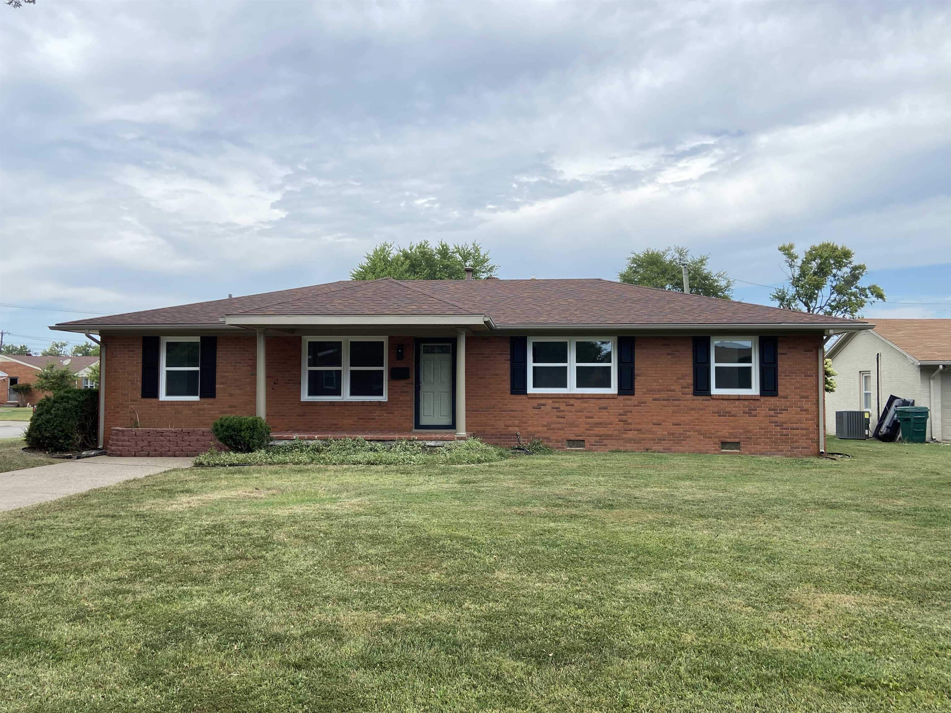 1745 College Dr, Owensboro, Kentucky 42301, 4 Bedrooms Bedrooms, ,2 BathroomsBathrooms,Single Family Residence,For Sale,College Dr,90705